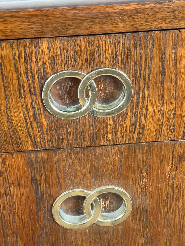 Vintage Moderno de Mediados de Siglo Michael Taylor Para Baker Mueble Nogal Seis Cajones mediados del siglo XX en venta