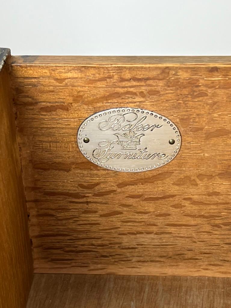 Vintage Moderno de Mediados de Siglo Michael Taylor Para Baker Mueble Nogal Seis Cajones en venta 1