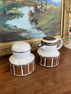 Ensemble crémier et sucrier à couvercle en poterie vintage du milieu du siècle dernier.