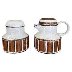 Ensemble crémier et sucrier à couvercle en poterie vintage du milieu du siècle dernier.