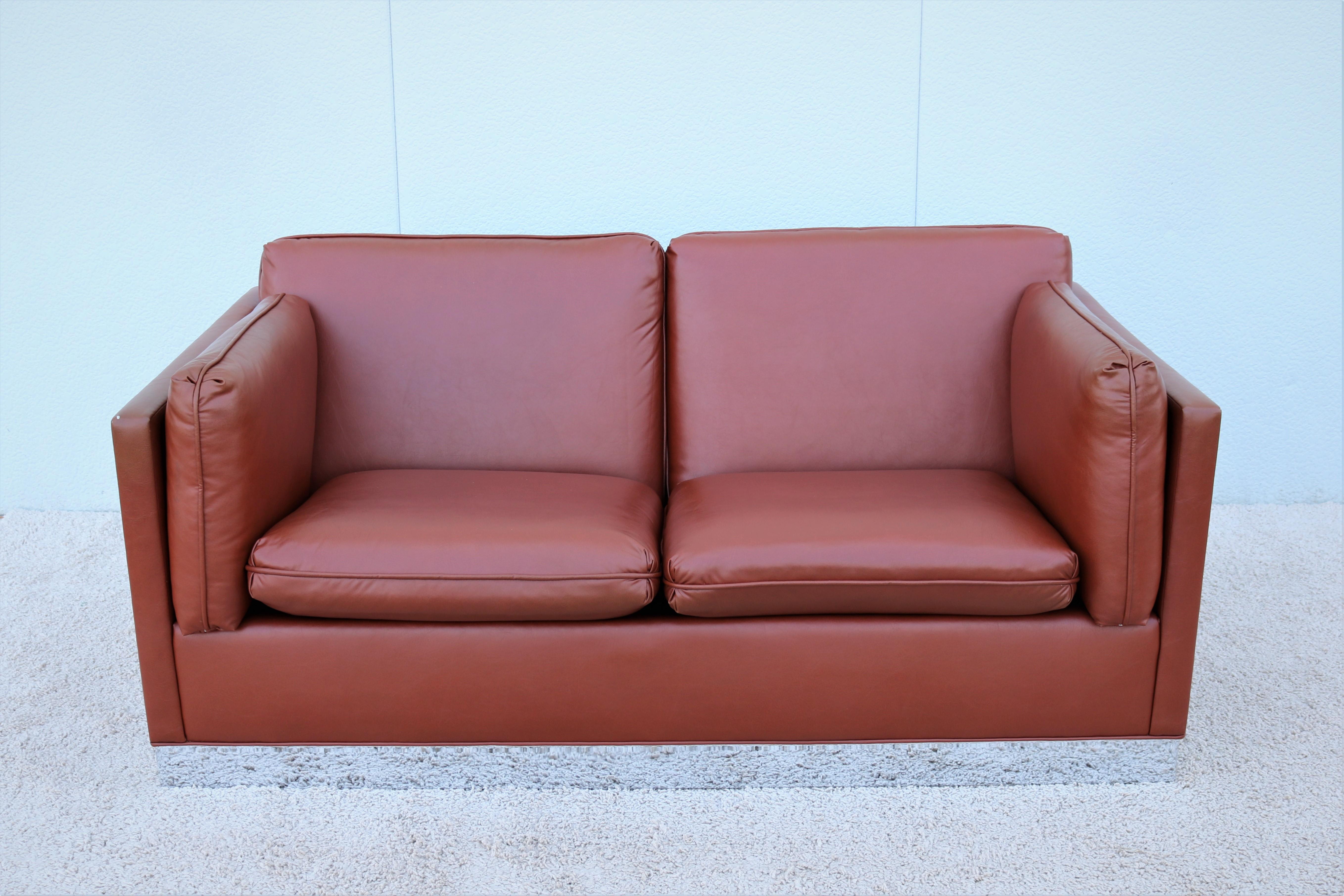 Eine atemberaubende 1970er Milo Baughman Stil Zwei-Sitz-Sofa in fabelhaften Brown Polyurethan-Leder auf Chrom Basis gepolstert.
Die schlanke, kantige Silhouette mit sechs losen Sitz-, Rücken- und Armlehnenkissen hat vollständig abnehmbare