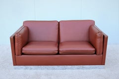 Sillón vintage de dos plazas en piel de pu marrón estilo Milo Baughman moderno de mediados de siglo