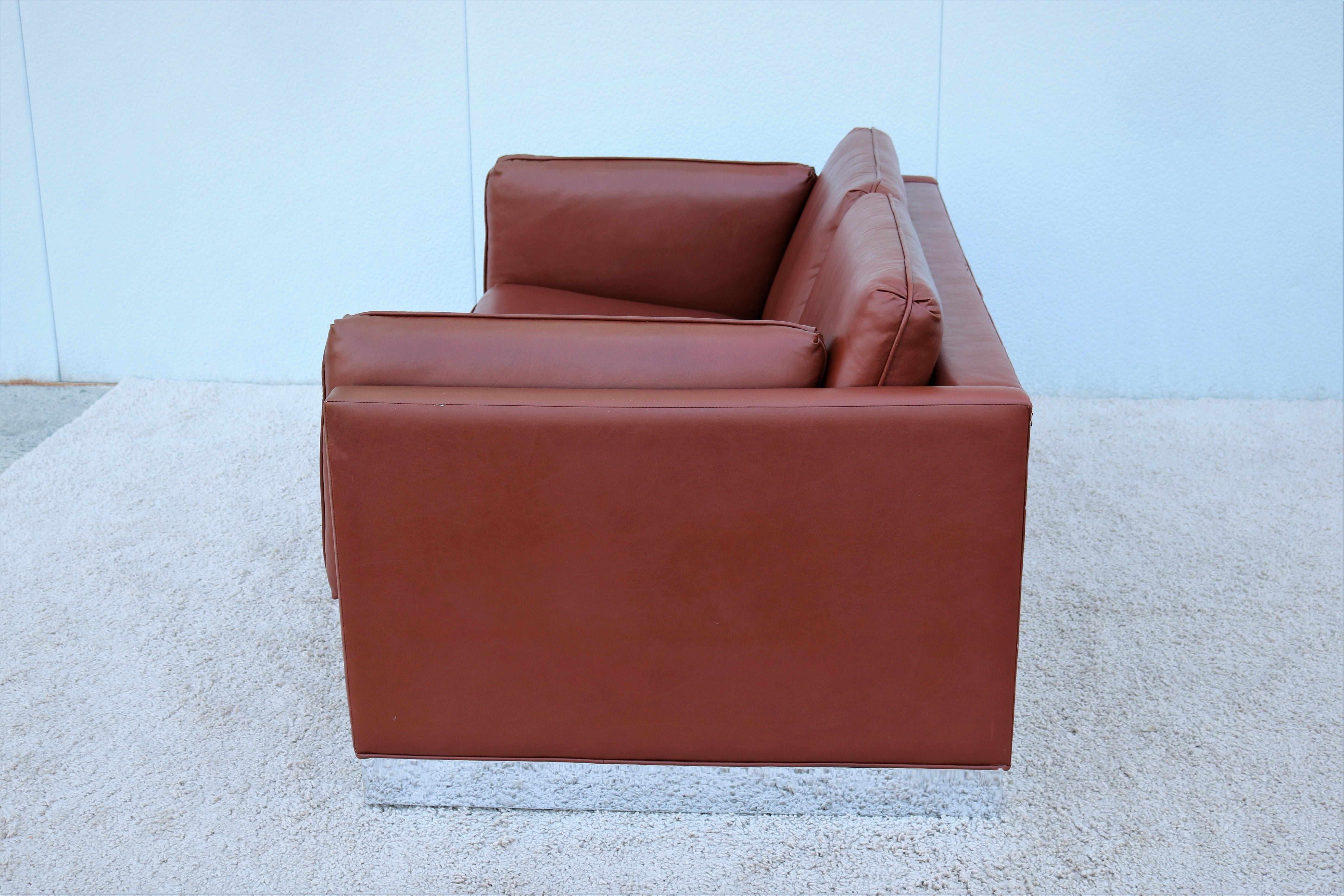 Vintage Mid-Century Modern Milo Baughman Style Brown Pu Leather Two-Seat Settee In Good Condition For Sale In Secaucus, NJ