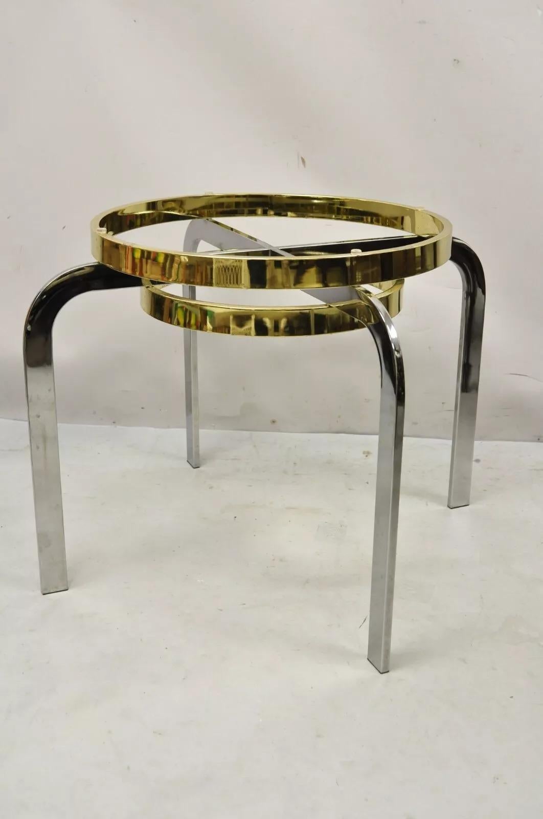 Vintage Mid Century Modern Milo Baughman Style Chrome Brass Round Side Table. Verchromtes und vermessingtes Metallgestell, klare modernistische Linien, großartiger Stil und Form, keine Glasplatte, möglicherweise vom Design Institute of America. Ca.