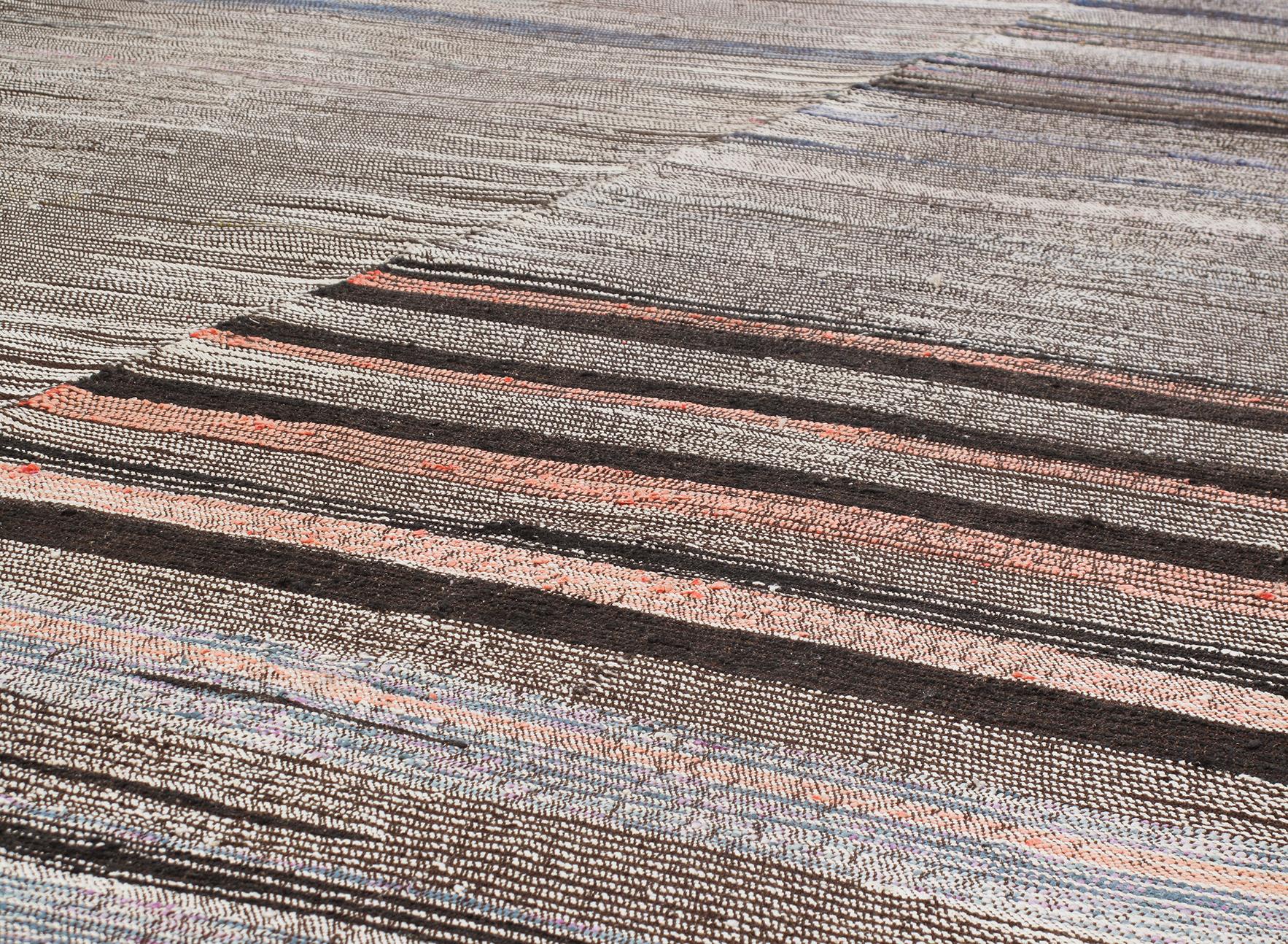 Die Mid-Century Modern-Kollektion wird von N A S I R I mit viel Geschick ausgewählt und exklusiv in unserem Ausstellungsraum präsentiert. Diese Flachgewebe verkörpern die Raffinesse des Minimalismus, der Mitte des 20. Jahrhunderts aufkam und bis