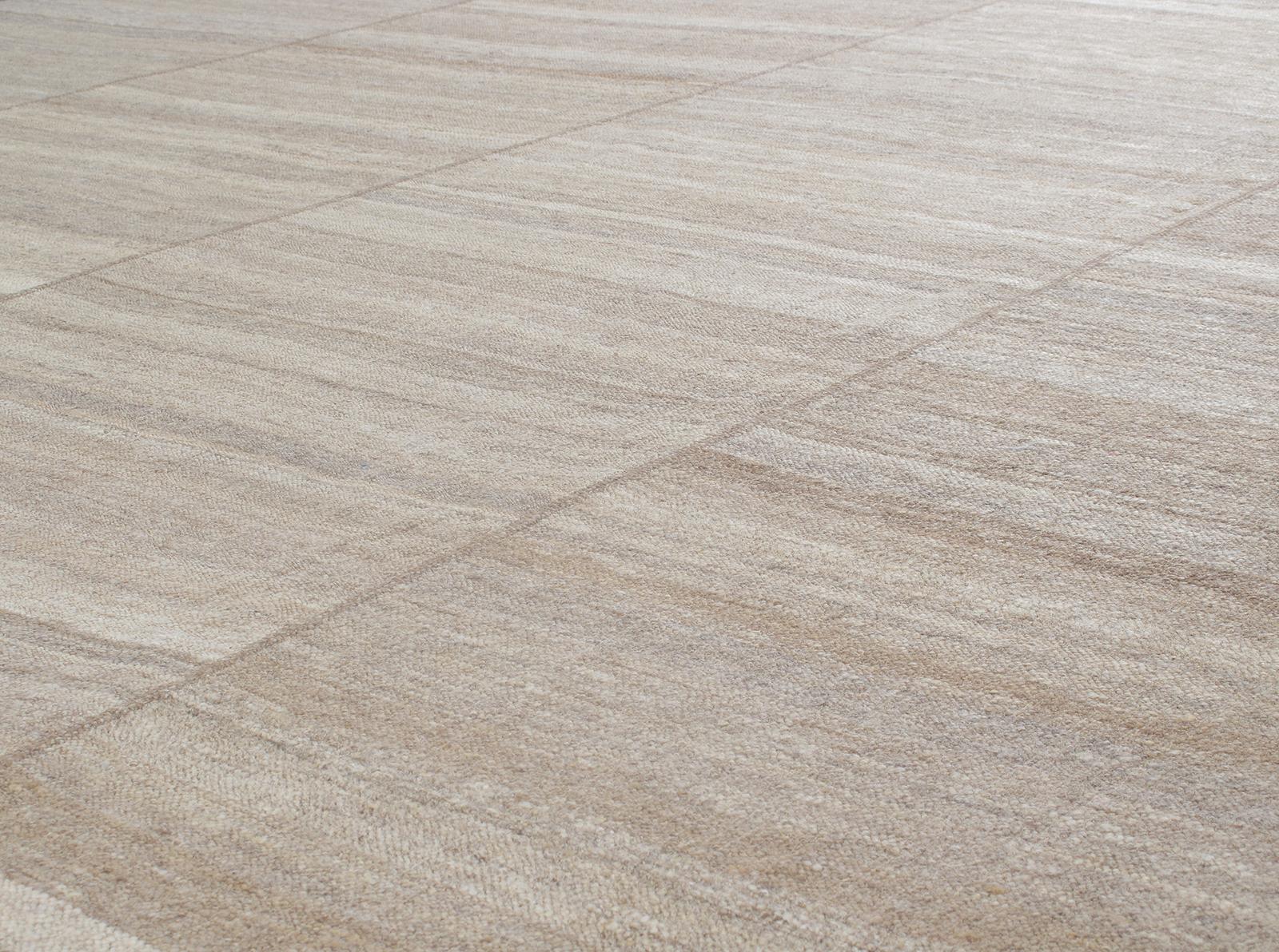 Ces tissages plats incarnent la sophistication minimaliste qui a émergé au milieu du 20e siècle et qui continue de prospérer aujourd'hui. Nous établissons un lien entre les éléments du passé et du présent en utilisant une technique complexe et un