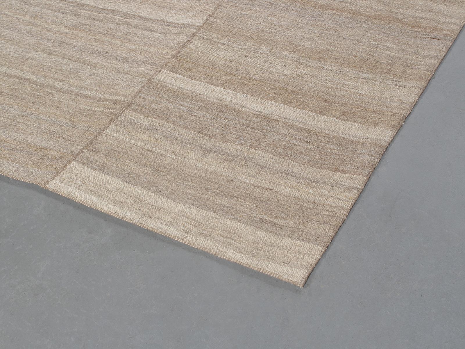 Tissé à la main Vintage Mid-Century Modern Minimalist Persian Flat-Weave Rug (anglais) en vente