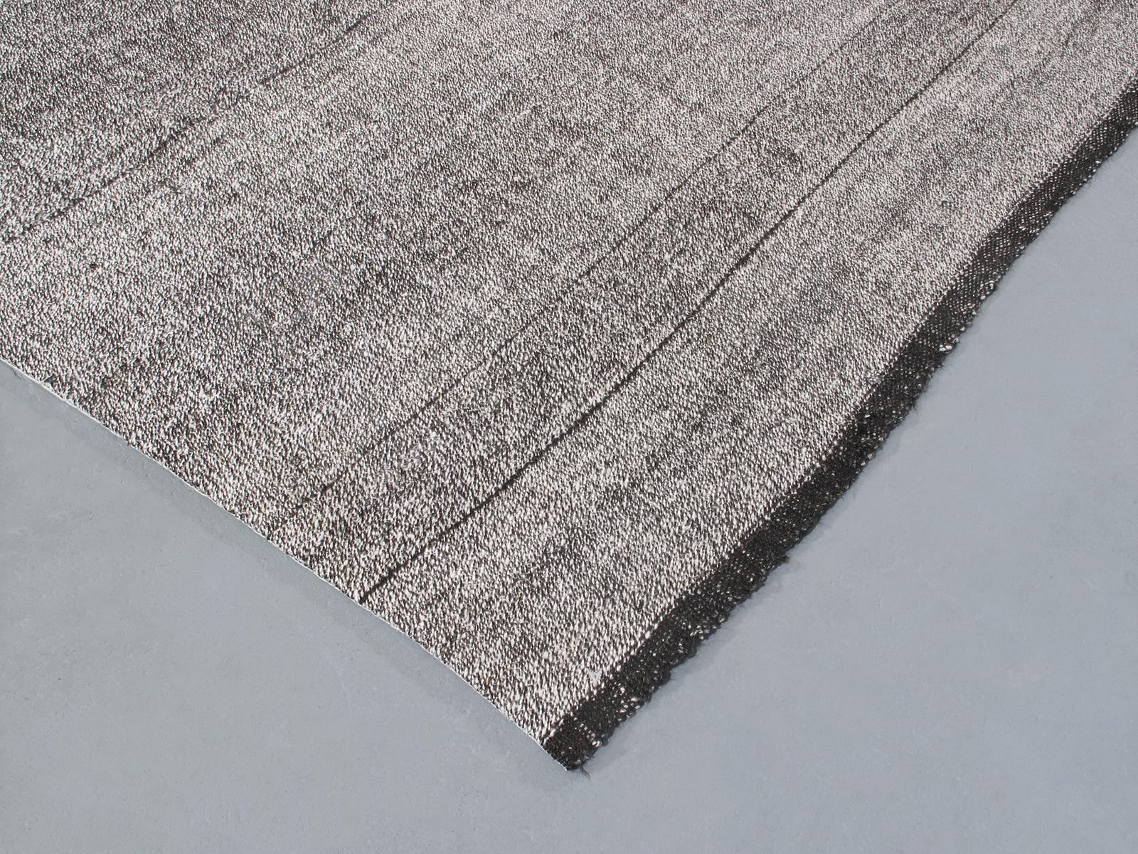 Vintage Mid-Century Modern Minimalist Persian Flat-Weave Rug In Good Condition For Sale In New York, NY