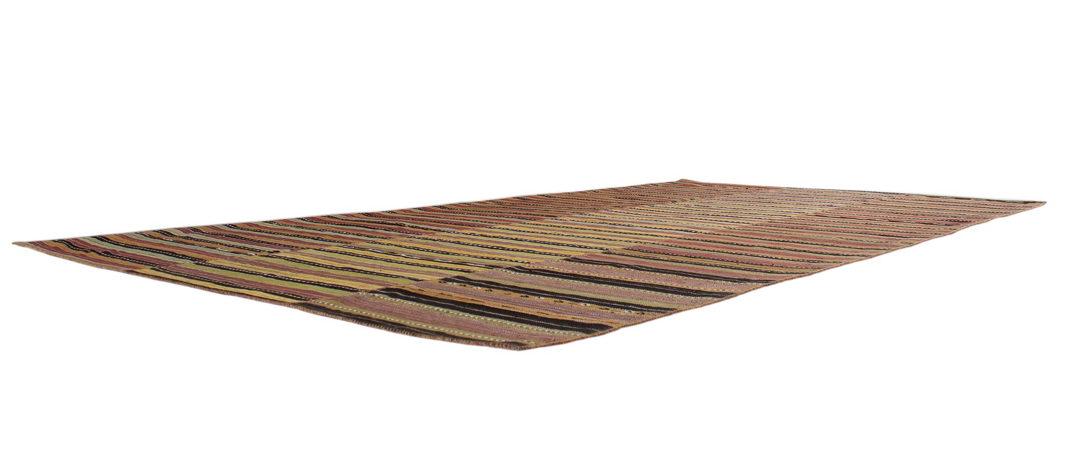 Vintage Mid-Century Modern Minimalist Persian Flatweave Rug In Good Condition For Sale In New York, NY