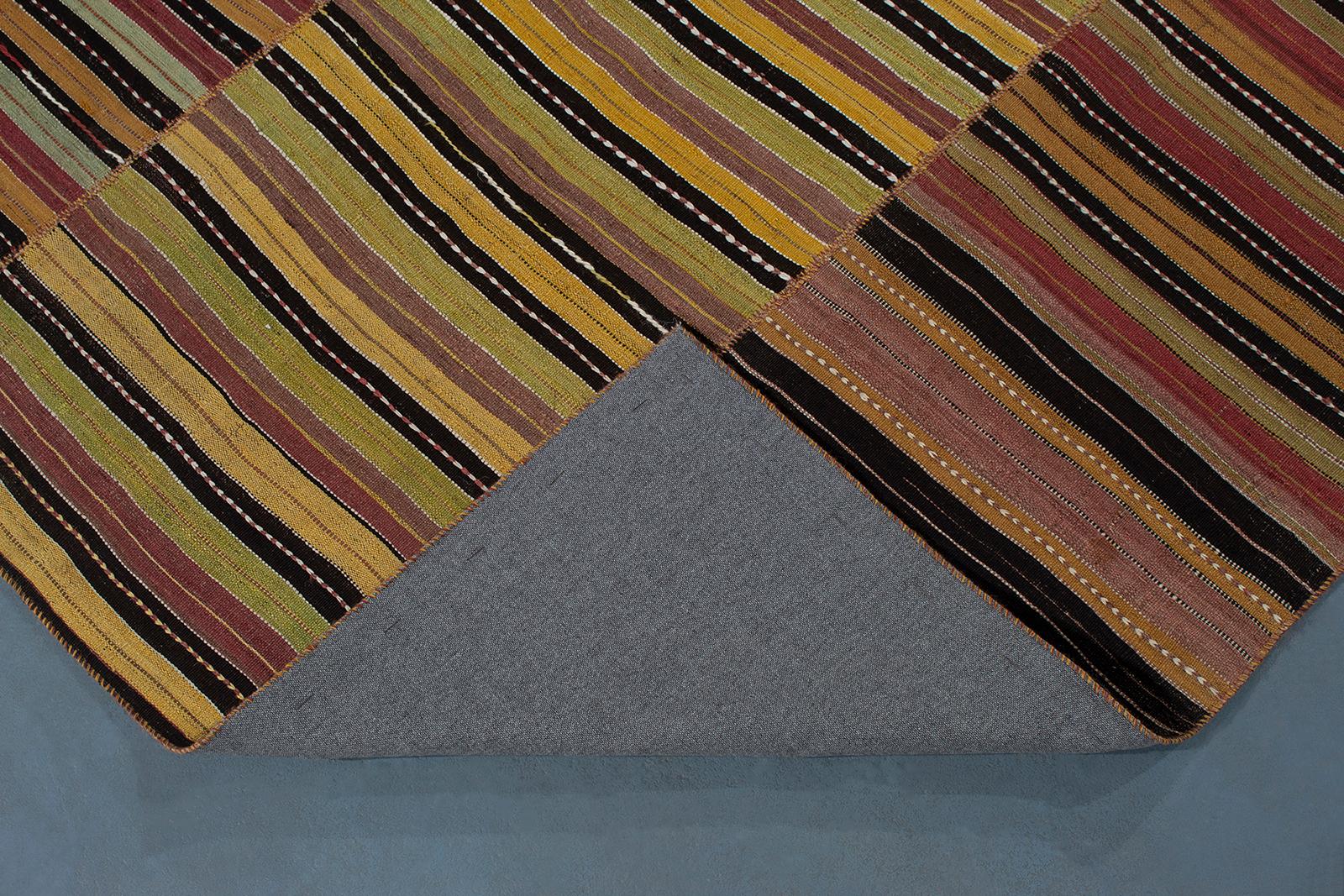 Vintage Mid-Century Modern Minimalist Persian Flatweave Rug For Sale 1