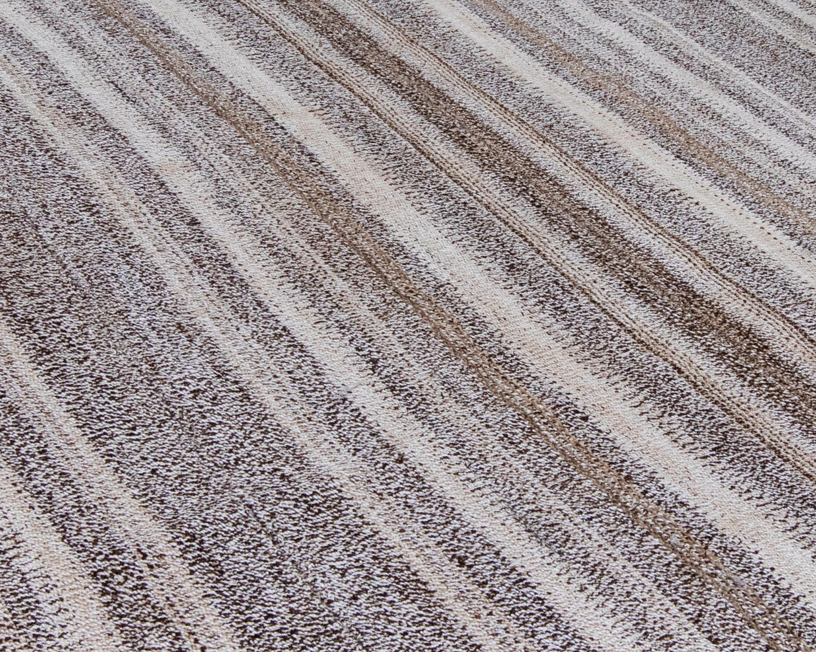 Minimalistischer persischer Flachgewebe-Teppich mit Streifen, Mid-Century Modern (Persisch) im Angebot