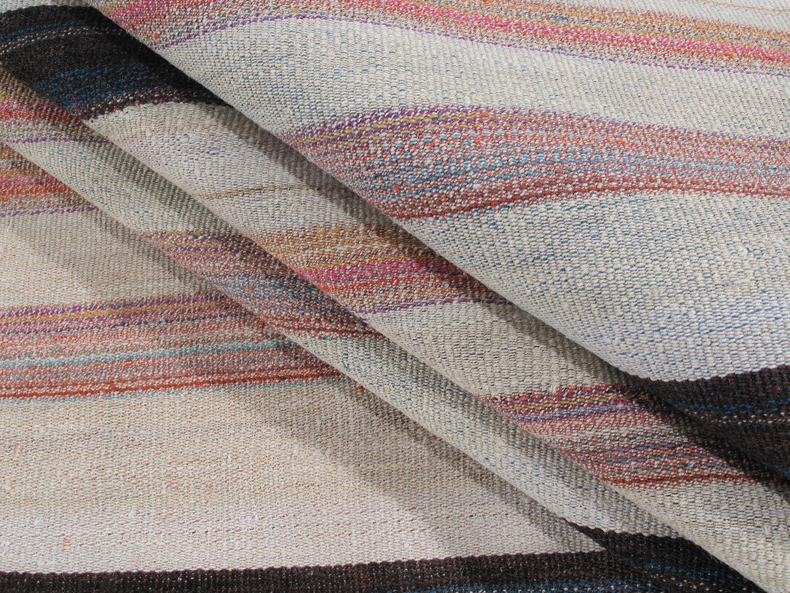 Vintage Mid-Century Modern Minimalist Persian Pelas Flat-Weave Rug In Good Condition For Sale In New York, NY