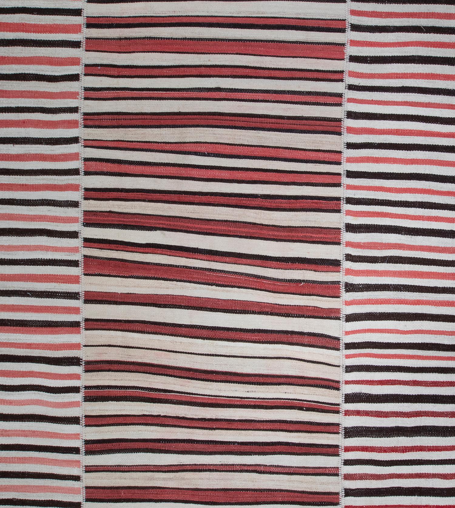 Perse Tapis en laine à tissage plat beige et rouge à rayures minimalistes, moderne du milieu du siècle dernier en vente