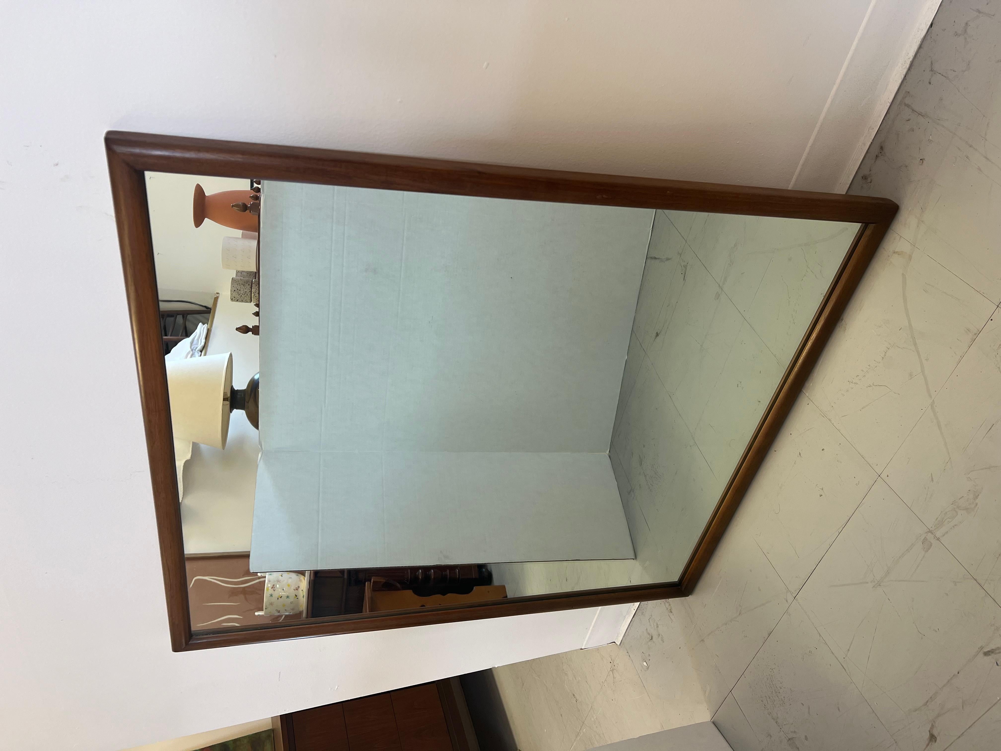 Miroir vintage en tonalité de noyer, probablement de style moderne du milieu du siècle. Vers 1970.

Dimensions. 36 