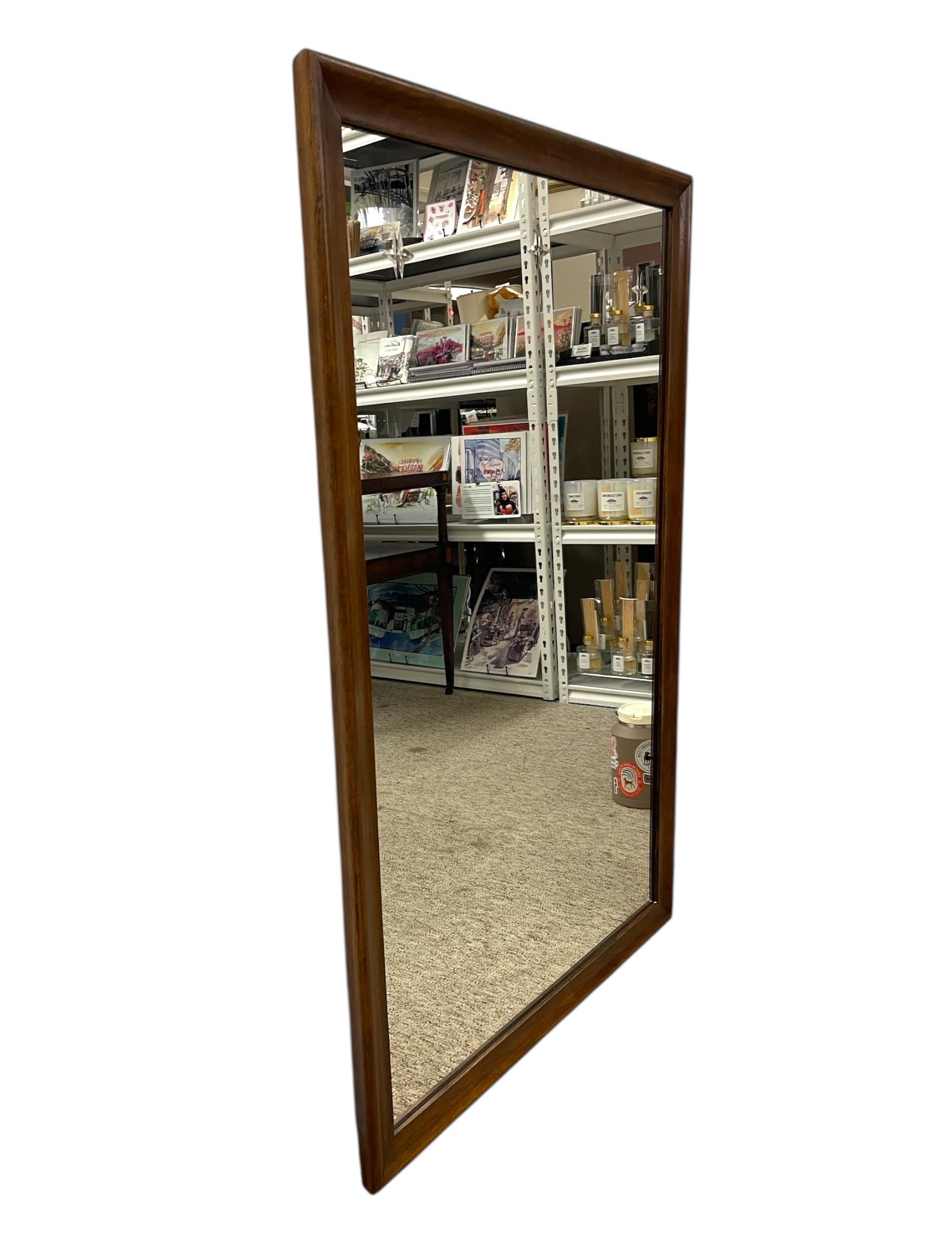 Mid-Century moderno Specchio vintage del Mid Century Modern della Collection'S di Broyhill in vendita