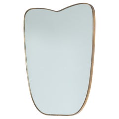Espejo vintage moderno de mediados de siglo de cristal plateado enmarcado en latón