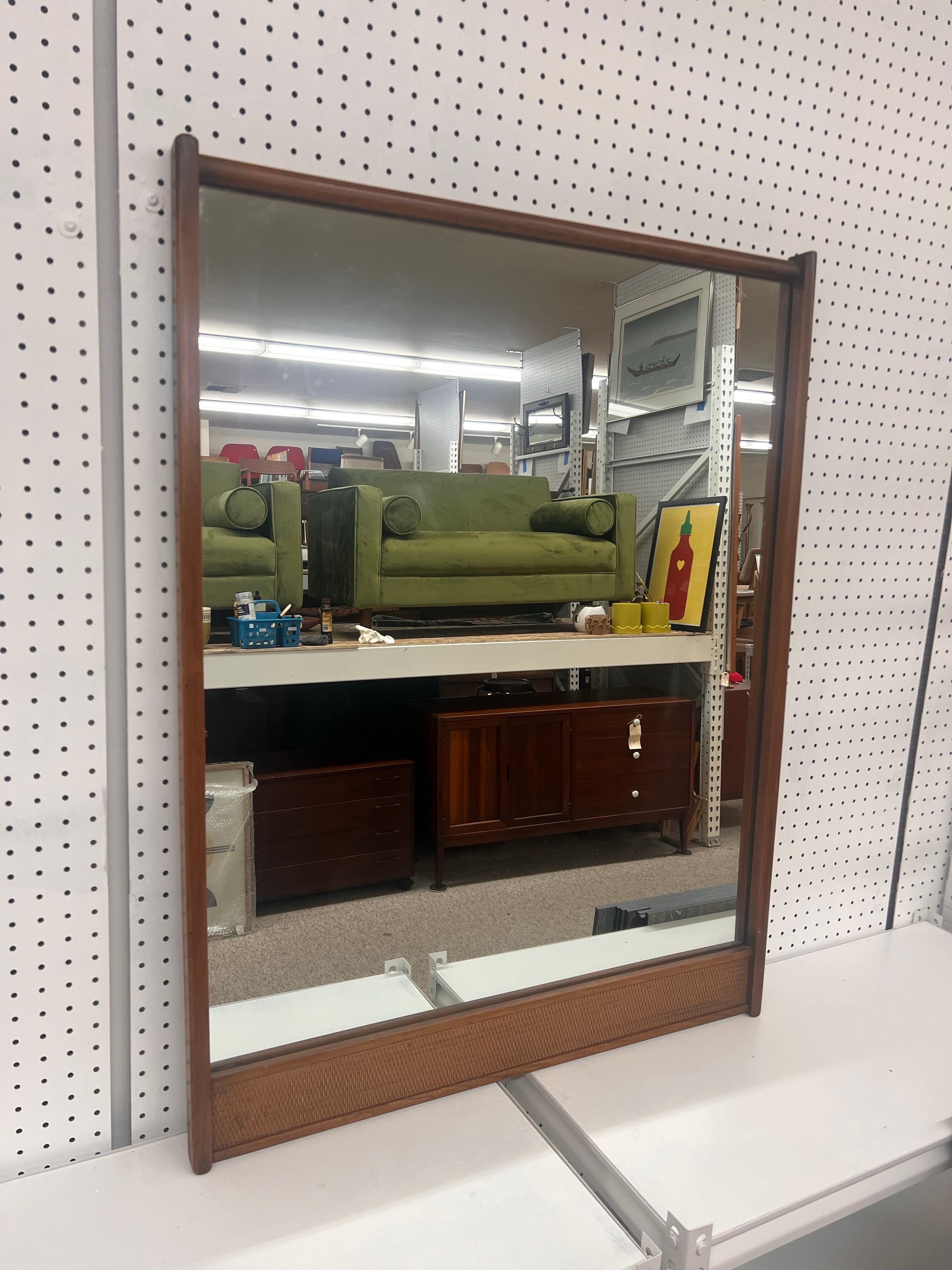 Mid-Century Modern Miroir moderne du milieu du siècle dernier avec accents cannés par Lane Altavista en vente