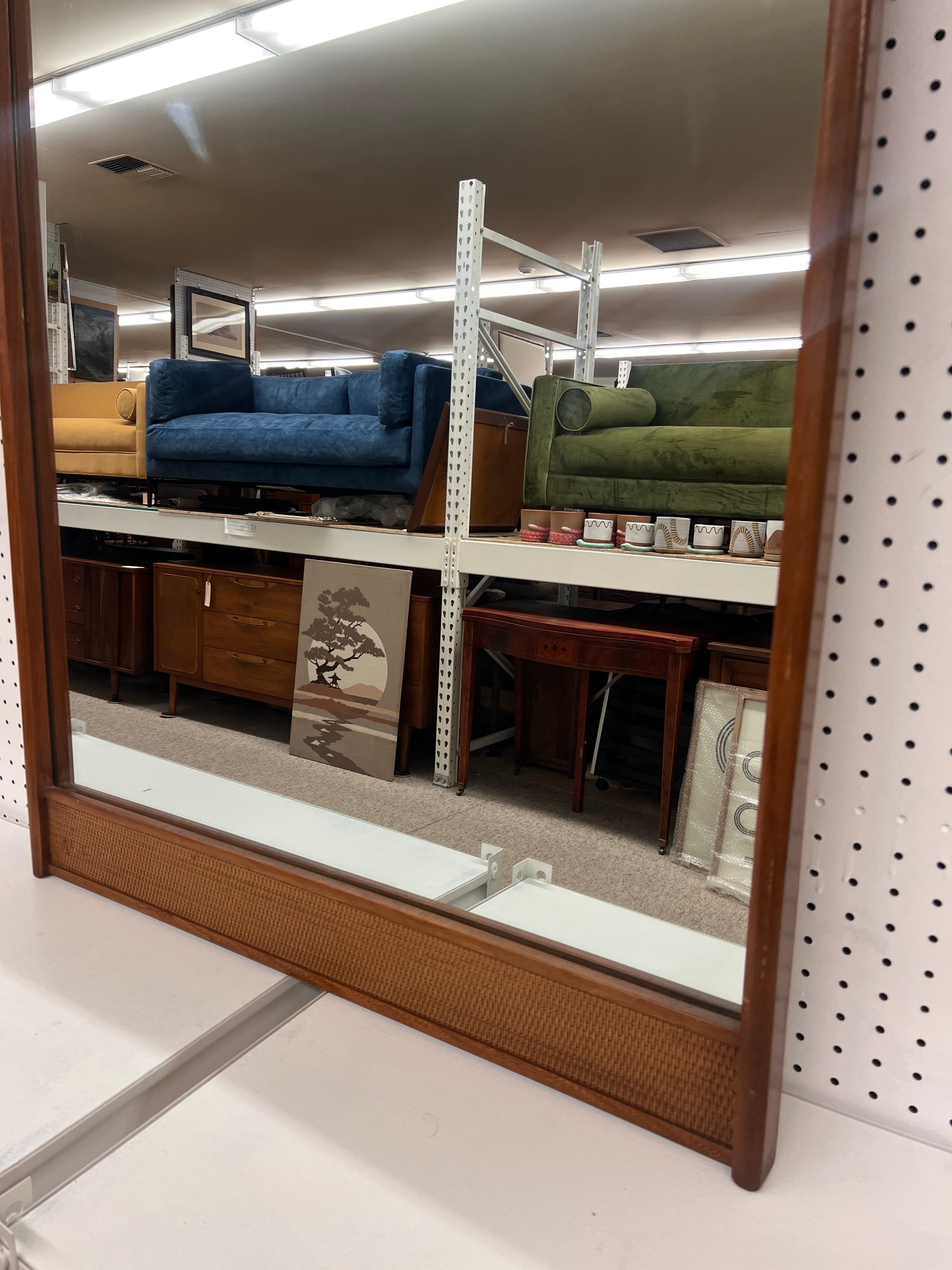 Miroir moderne du milieu du siècle dernier avec accents cannés par Lane Altavista Bon état - En vente à Seattle, WA