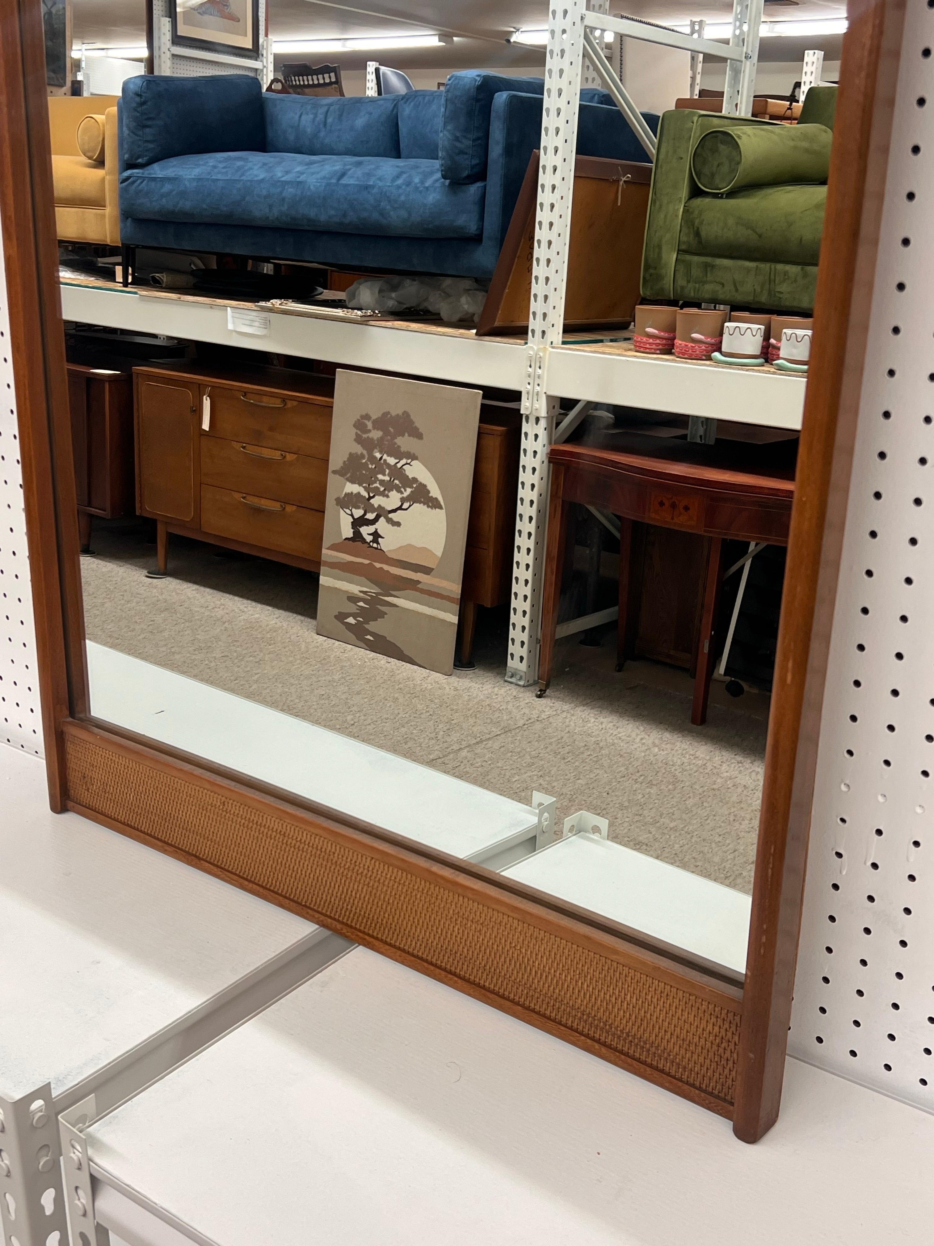 Fin du 20e siècle Miroir moderne du milieu du siècle dernier avec accents cannés par Lane Altavista en vente