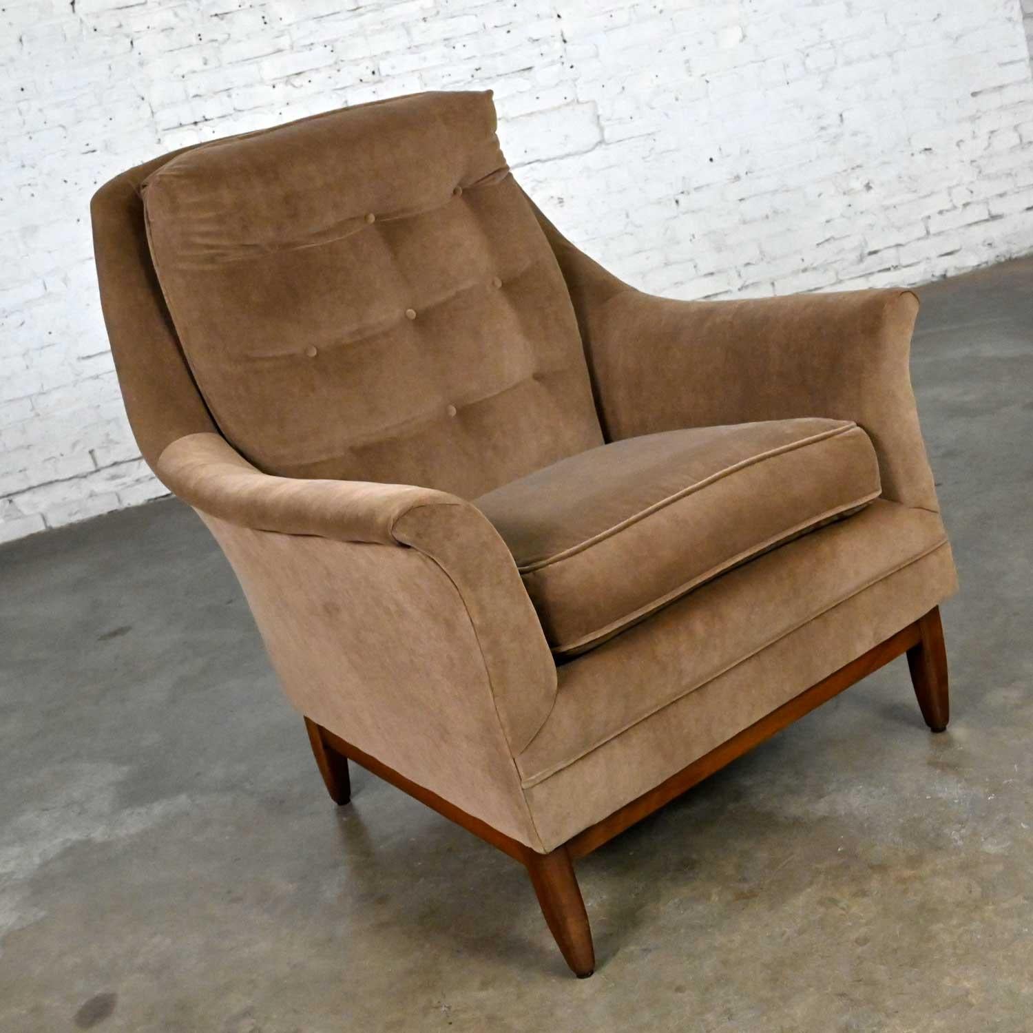 Wunderschöner Vintage Mid-Century Modern mokkafarbener Samt-Club- oder Lounge-Sessel im Stil von Dunbar. Schöner Zustand, im Auge behalten, dass dies Vintage und nicht neu ist, so wird Zeichen von Gebrauch und Verschleiß haben. Es gibt ein paar