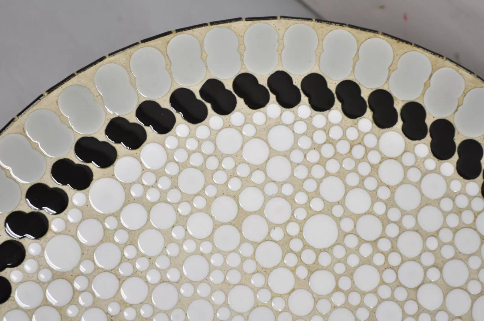 Runde, niedrige Vintage-Beistelltische mit Mosaikfliesenplatte aus der Mitte des Jahrhunderts – ein Paar im Angebot 4