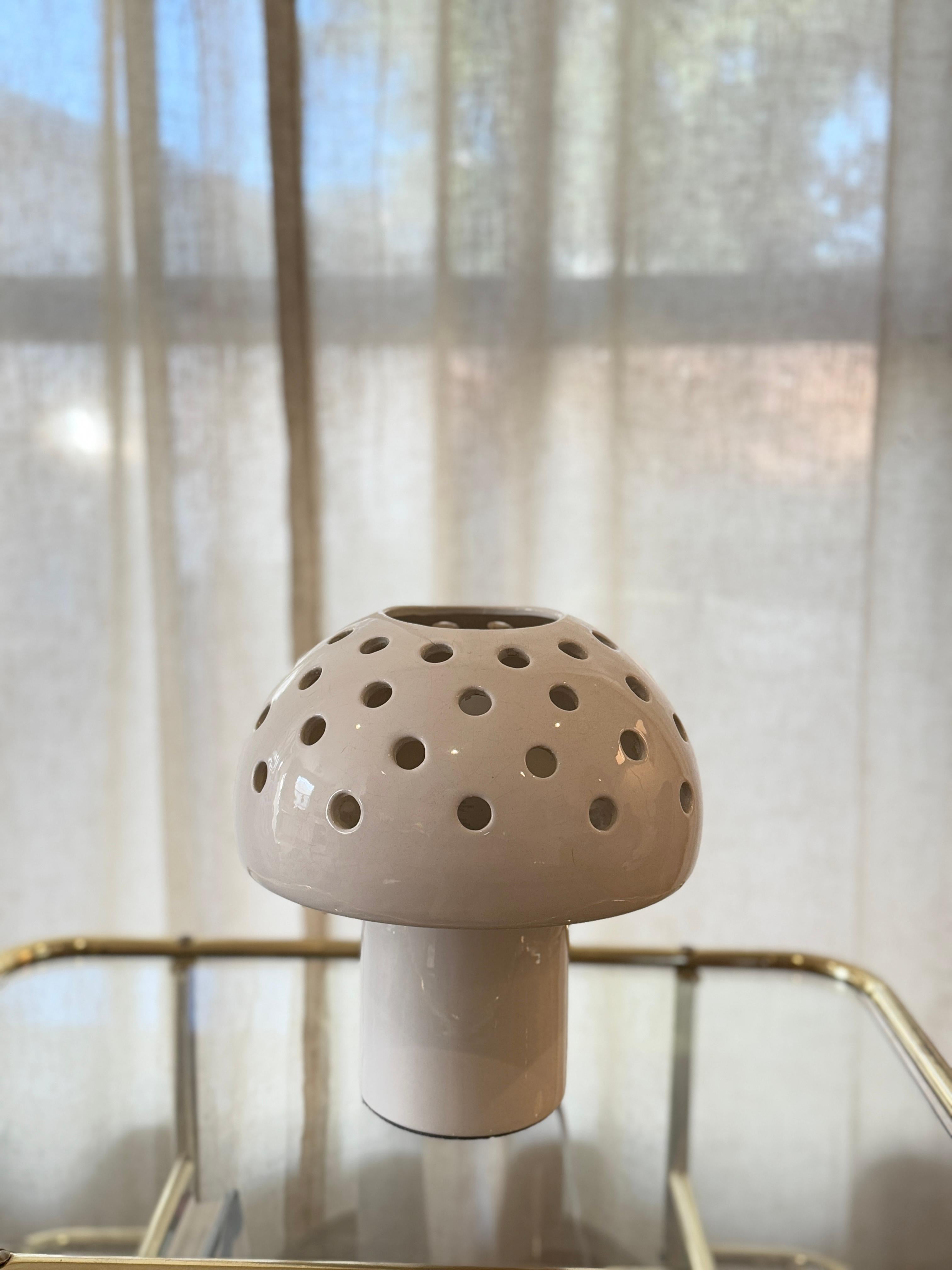 Vintage mid century modern mushroom lamp, circa 1960s In Good Condition For Sale In Houston, TX