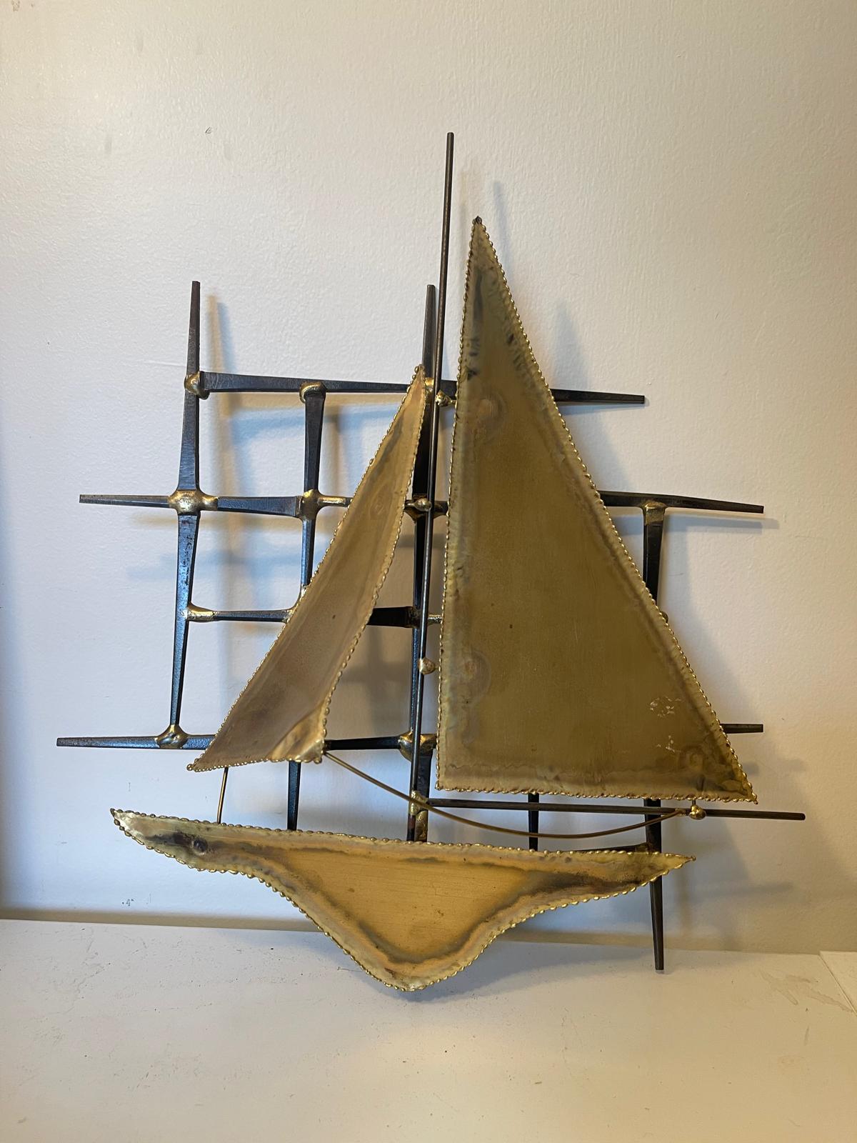 Décoration murale vintage en métal éventuellement en laiton représentant un bateau contre une grille décorative. Belle patine et caractère avec de belles marques de soudure. Cette pièce a une belle patine et du caractère. Condition Vintage comme