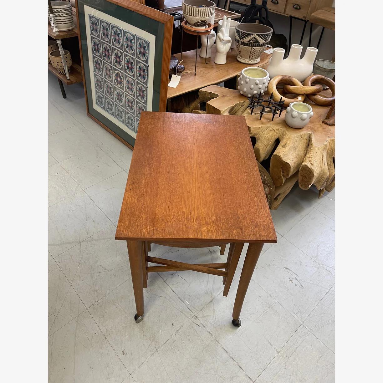 Vintage Mid-Century Modern Nesting Table Set with Three Round Stowaway Stools in vendita 4