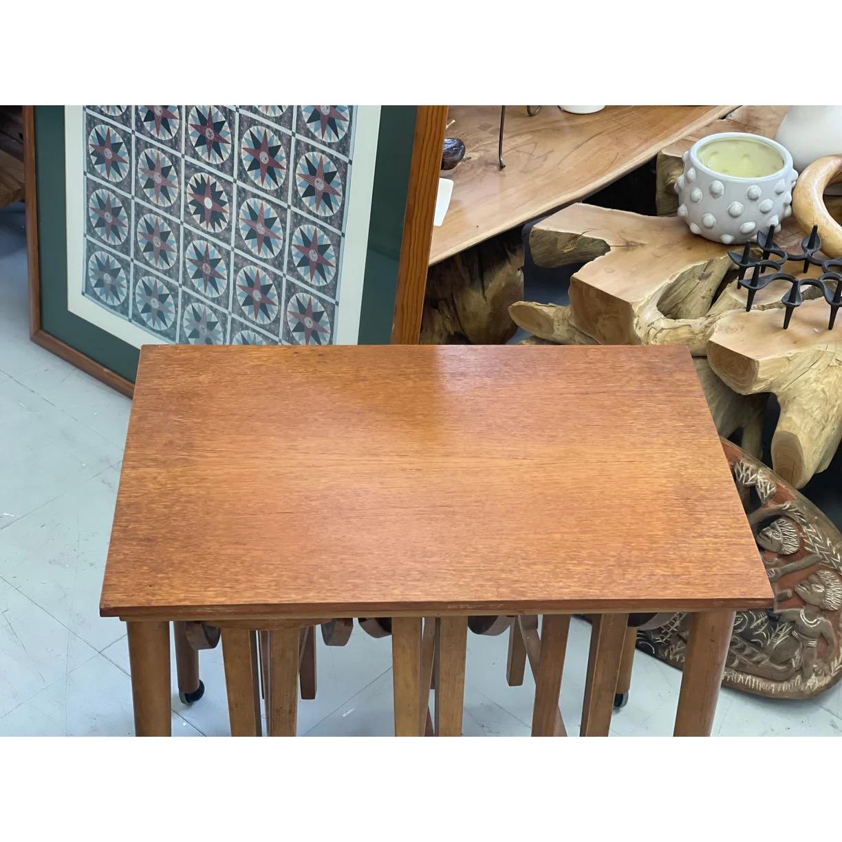 Vintage Mid-Century Modern Nesting Table Set with Three Round Stowaway Stools in vendita 5