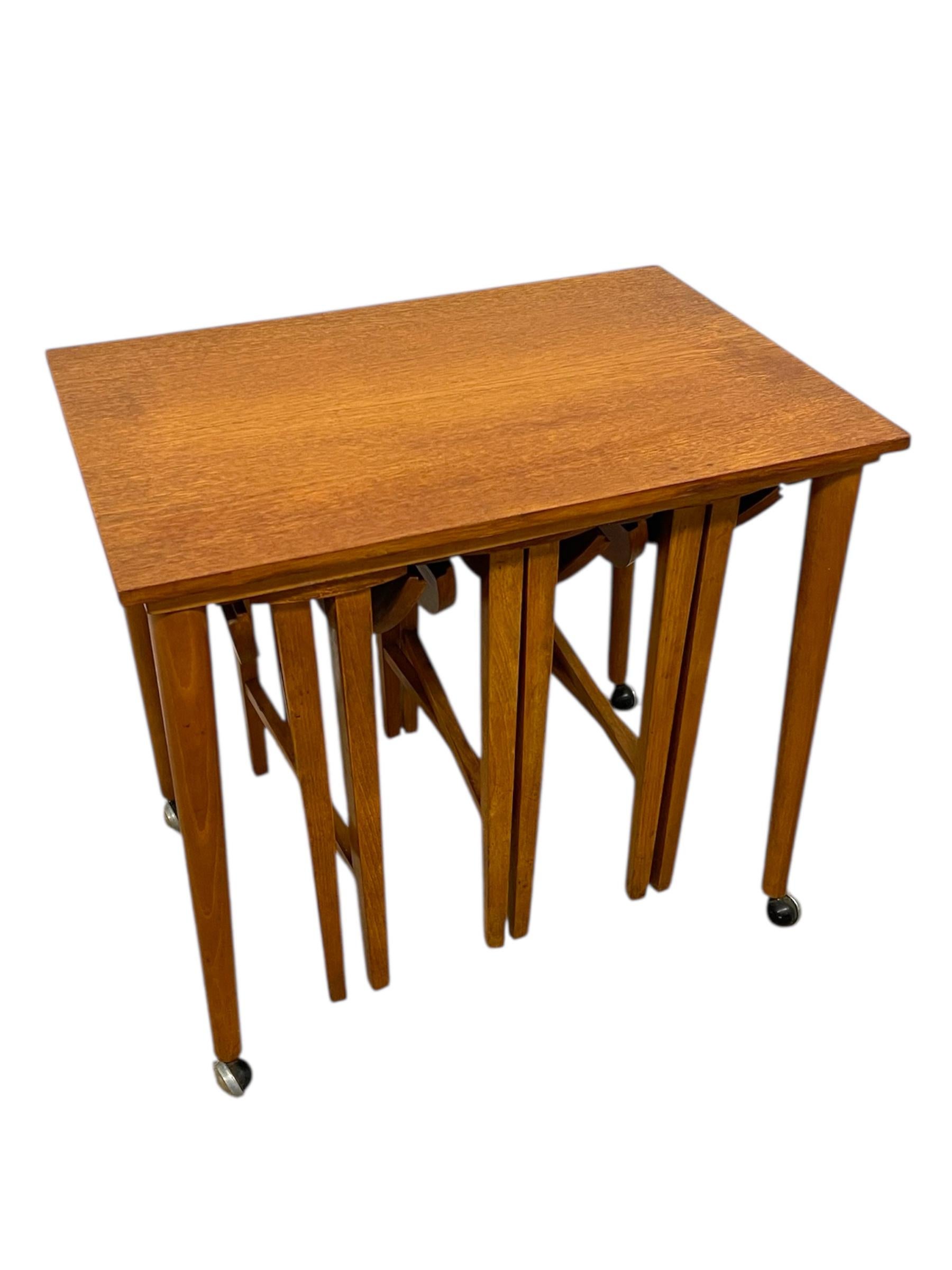 Vintage Mid-Century Modern Nesting Table Set with Three Round Stowaway Stools In condizioni buone in vendita a Seattle, WA