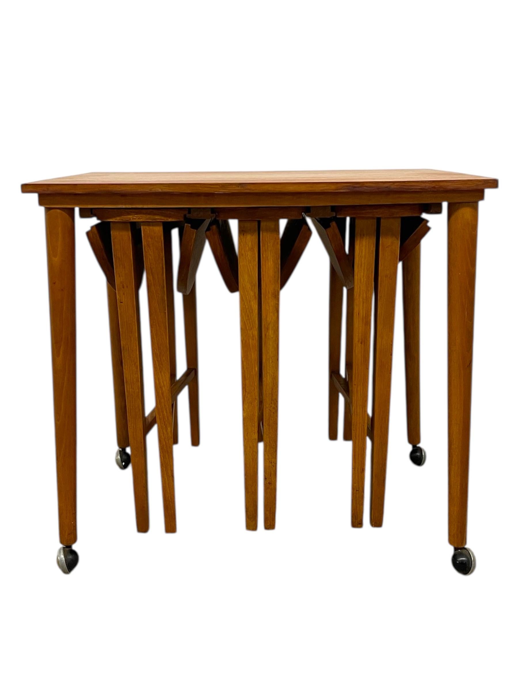 Fine XX secolo Vintage Mid-Century Modern Nesting Table Set with Three Round Stowaway Stools in vendita