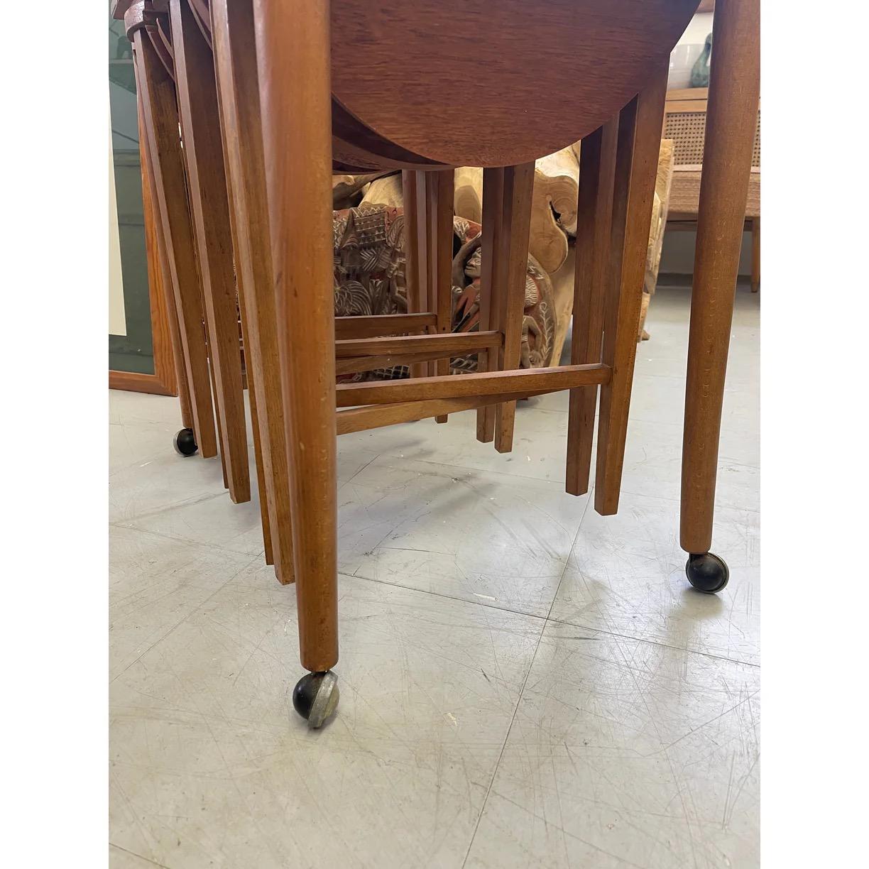Legno Vintage Mid-Century Modern Nesting Table Set with Three Round Stowaway Stools in vendita