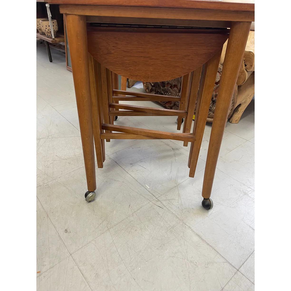 Vintage Mid-Century Modern Nesting Table Set with Three Round Stowaway Stools in vendita 1