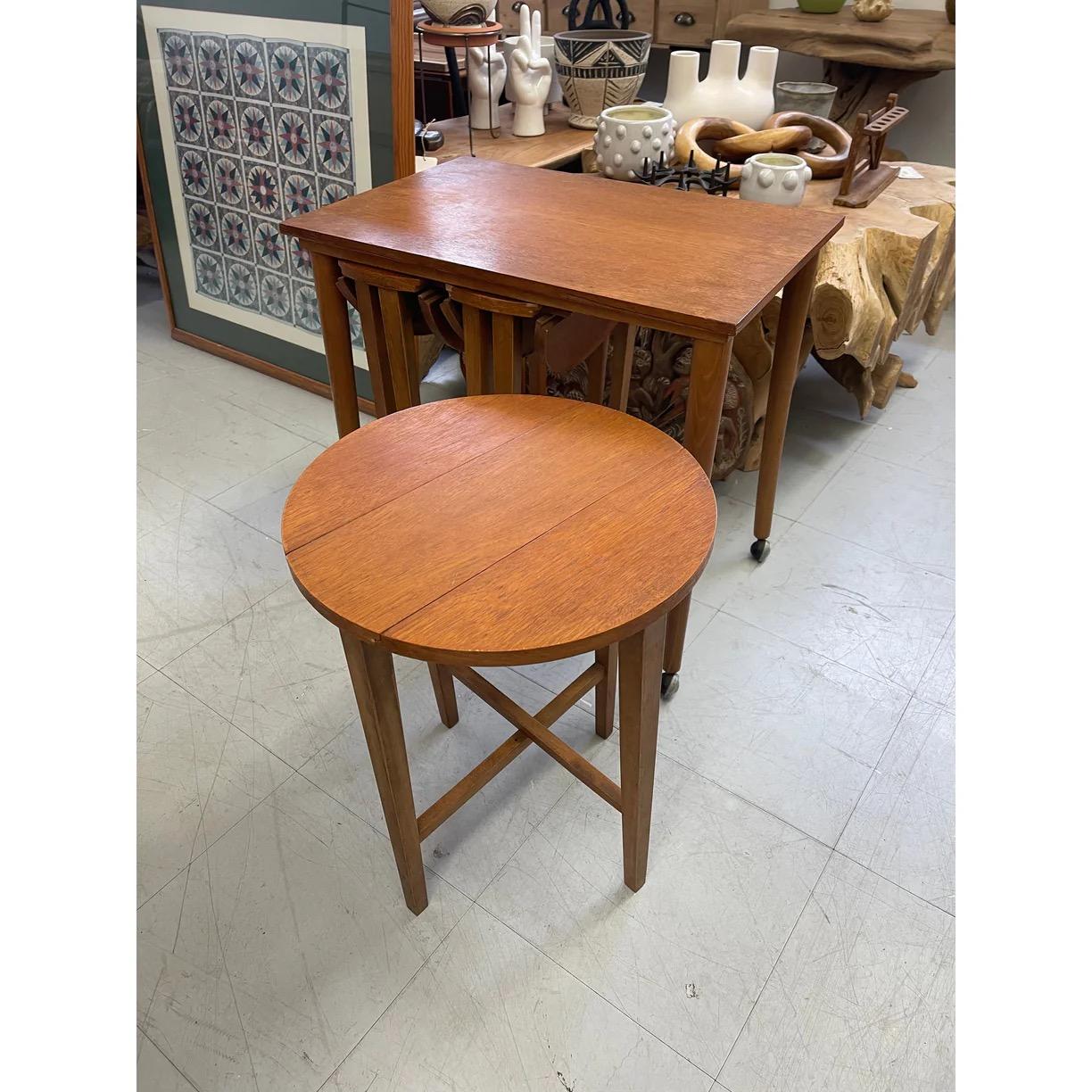 Vintage Mid-Century Modern Nesting Table Set with Three Round Stowaway Stools in vendita 2