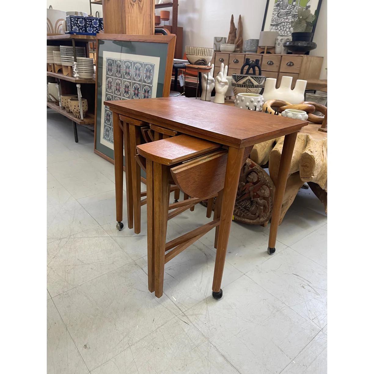Vintage Mid-Century Modern Nesting Table Set with Three Round Stowaway Stools in vendita 3