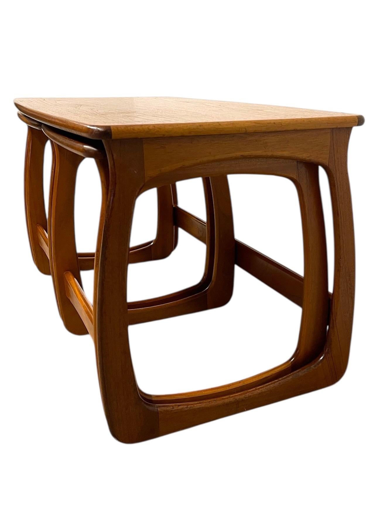 Vintage Mid-Century Modern Nesting Tables, 1960er Jahre Dänisches Design im Zustand „Gut“ im Angebot in Seattle, WA