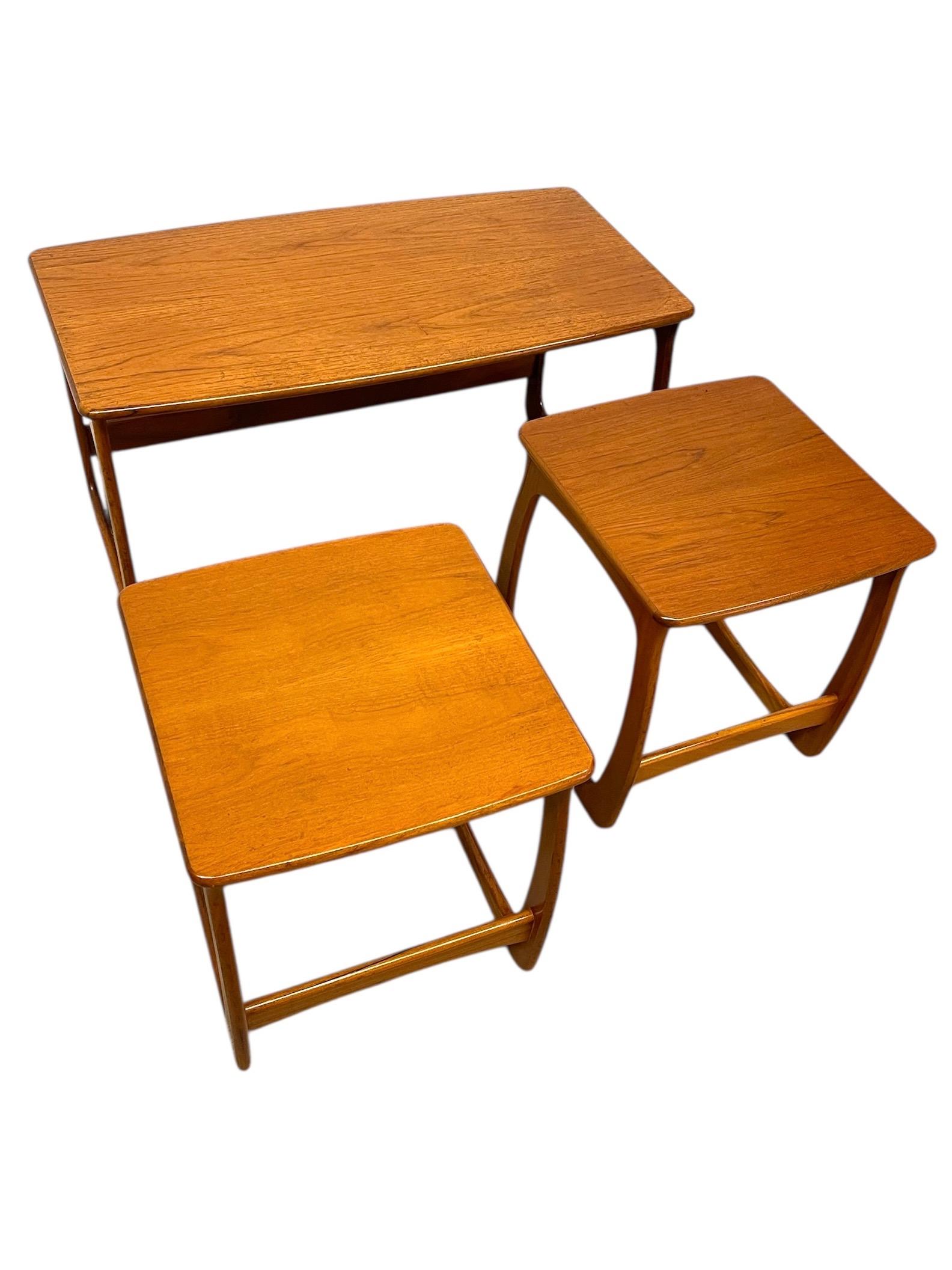 Vintage Mid-Century Modern Nesting Tables, 1960er Jahre Dänisches Design (Holz) im Angebot