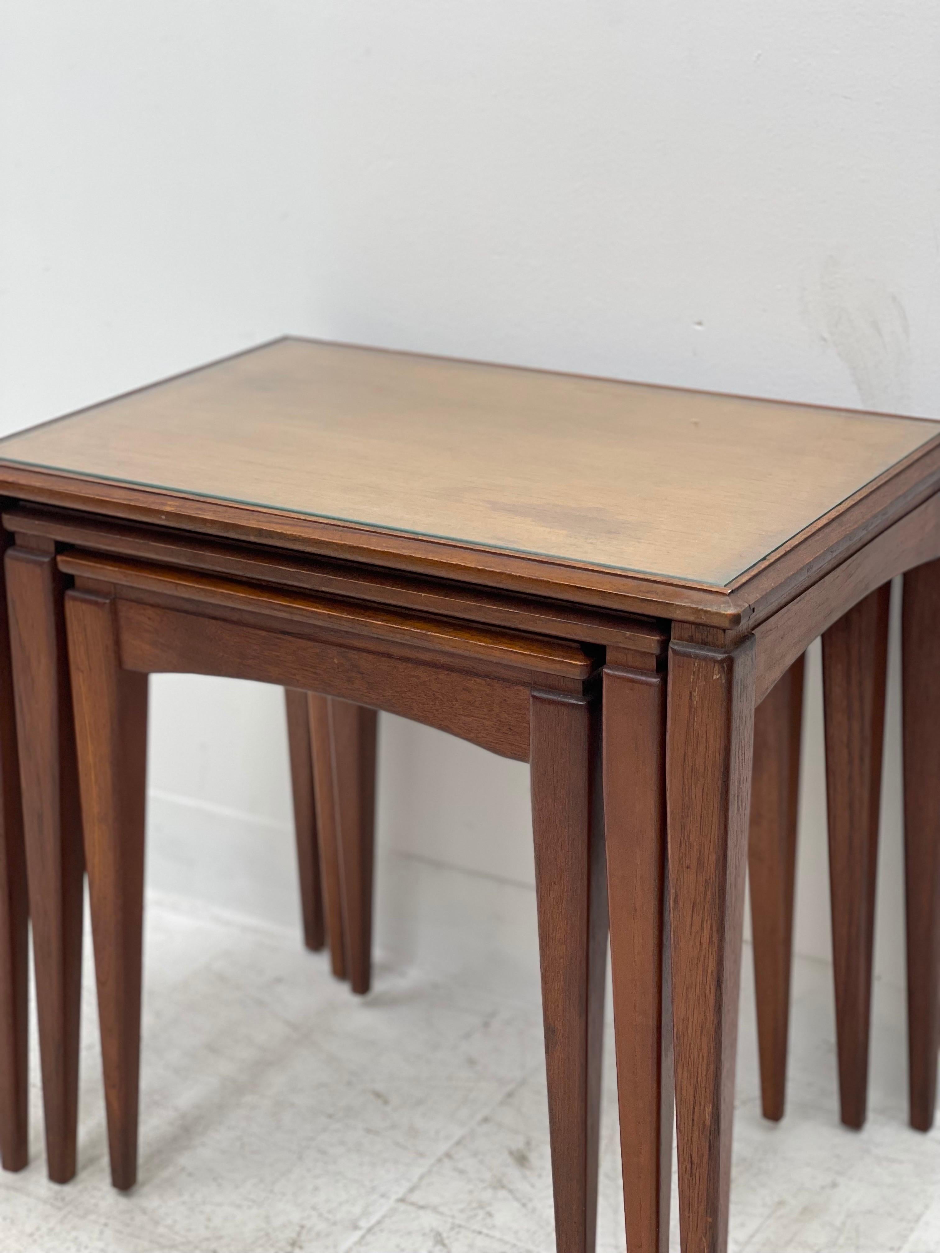 Vintage Mid-Century Modern Nesting Tables In Good Condition For Sale In Seattle, WA