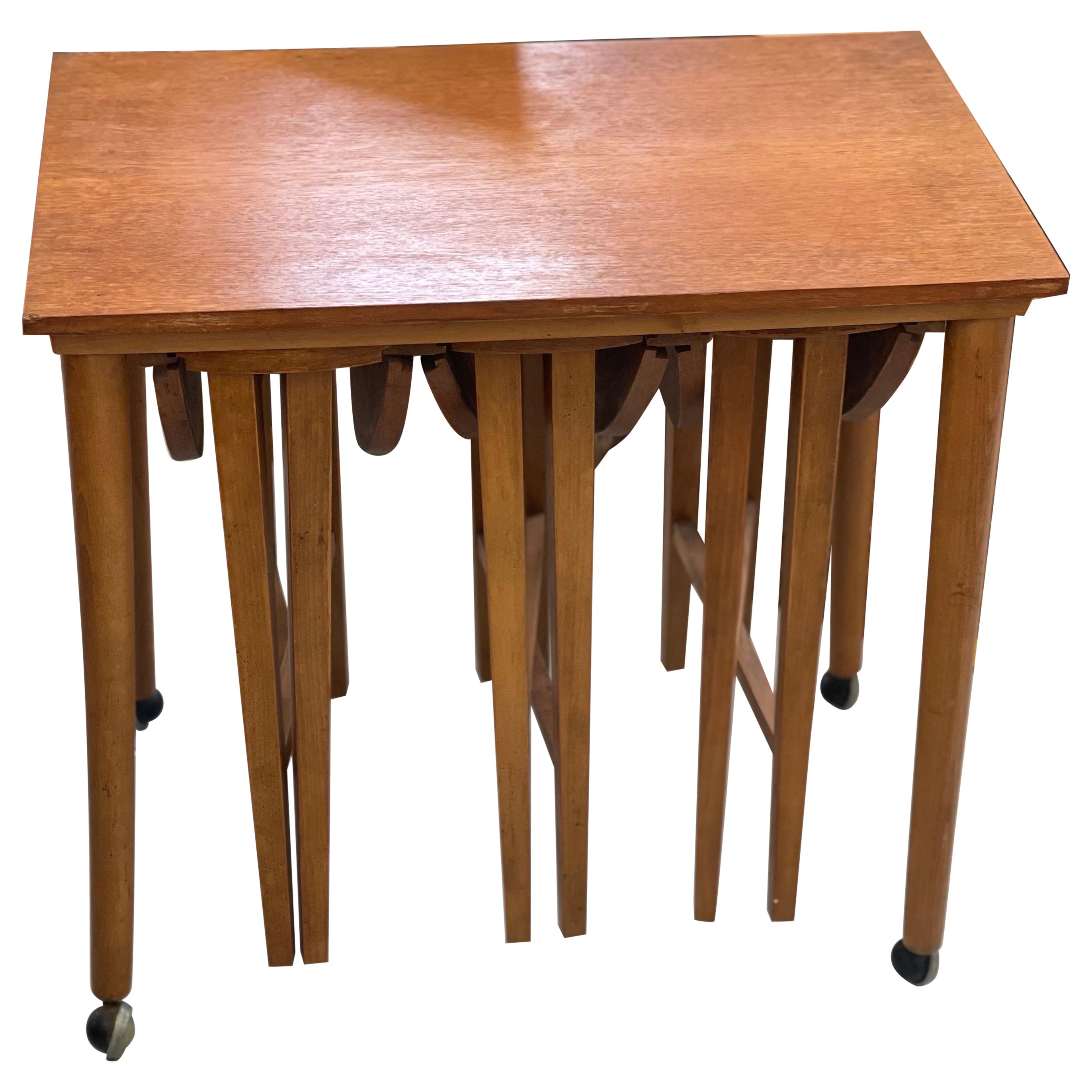 Vintage Mid-Century Modern Nesting Tables auf Rollen. UK Import im Angebot