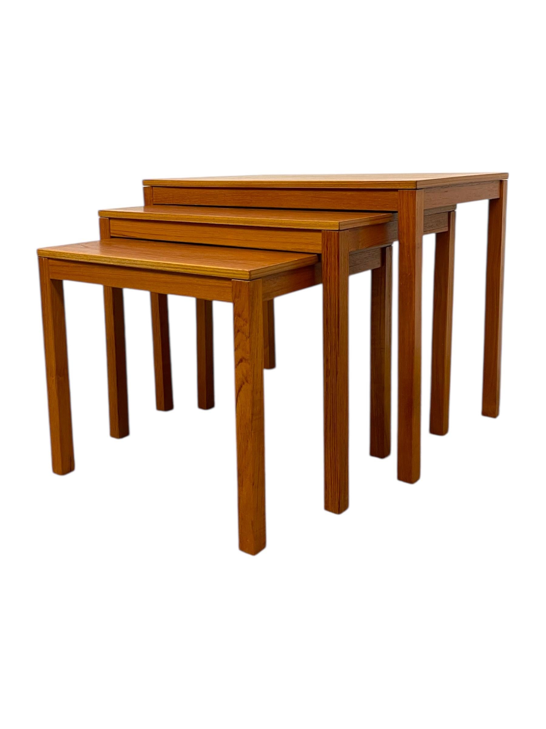 Vintage Mid-Century Modern Nesting Tables - Set of Three Bon état - En vente à Seattle, WA