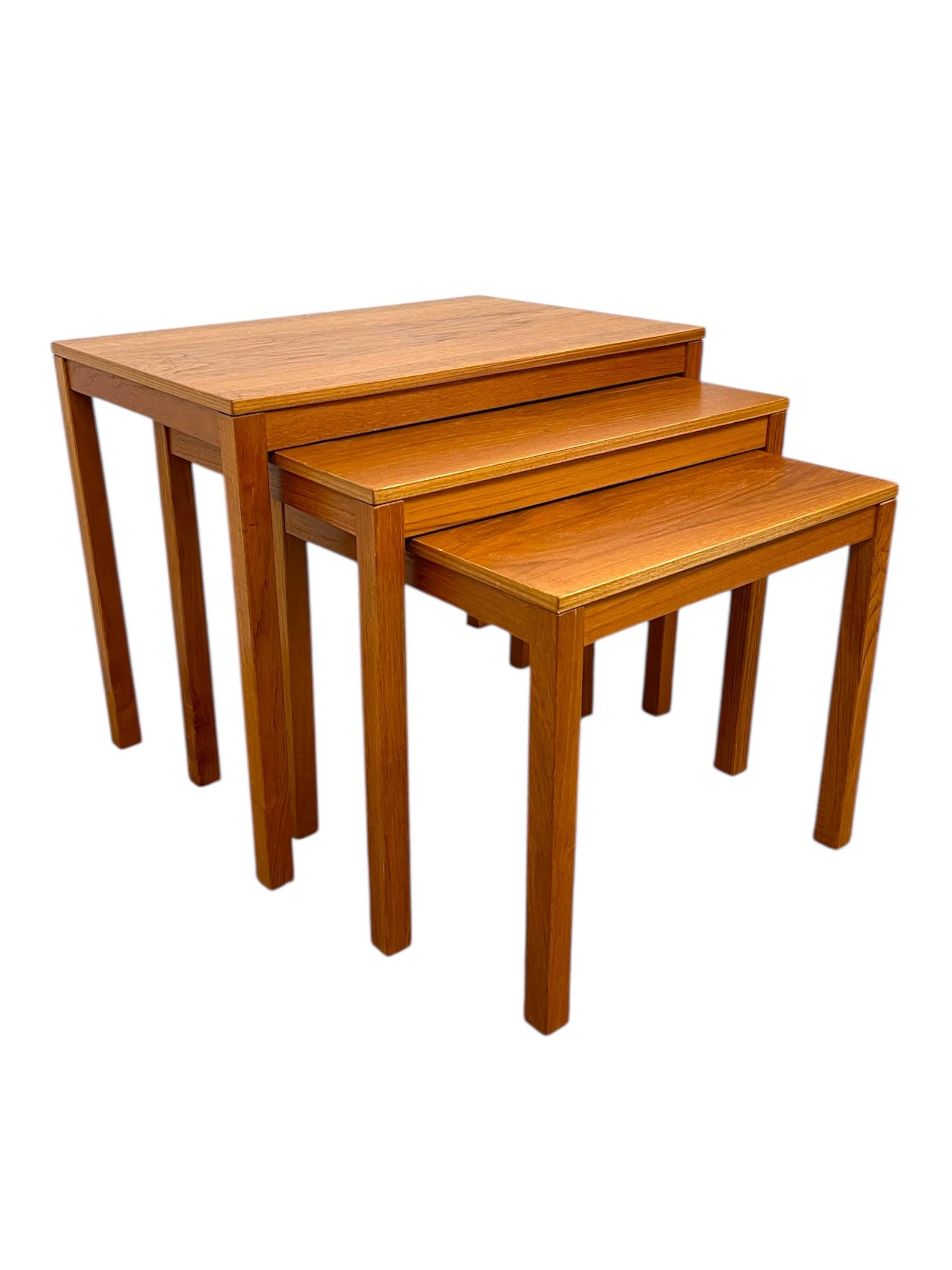 Fin du 20e siècle Vintage Mid-Century Modern Nesting Tables - Set of Three en vente