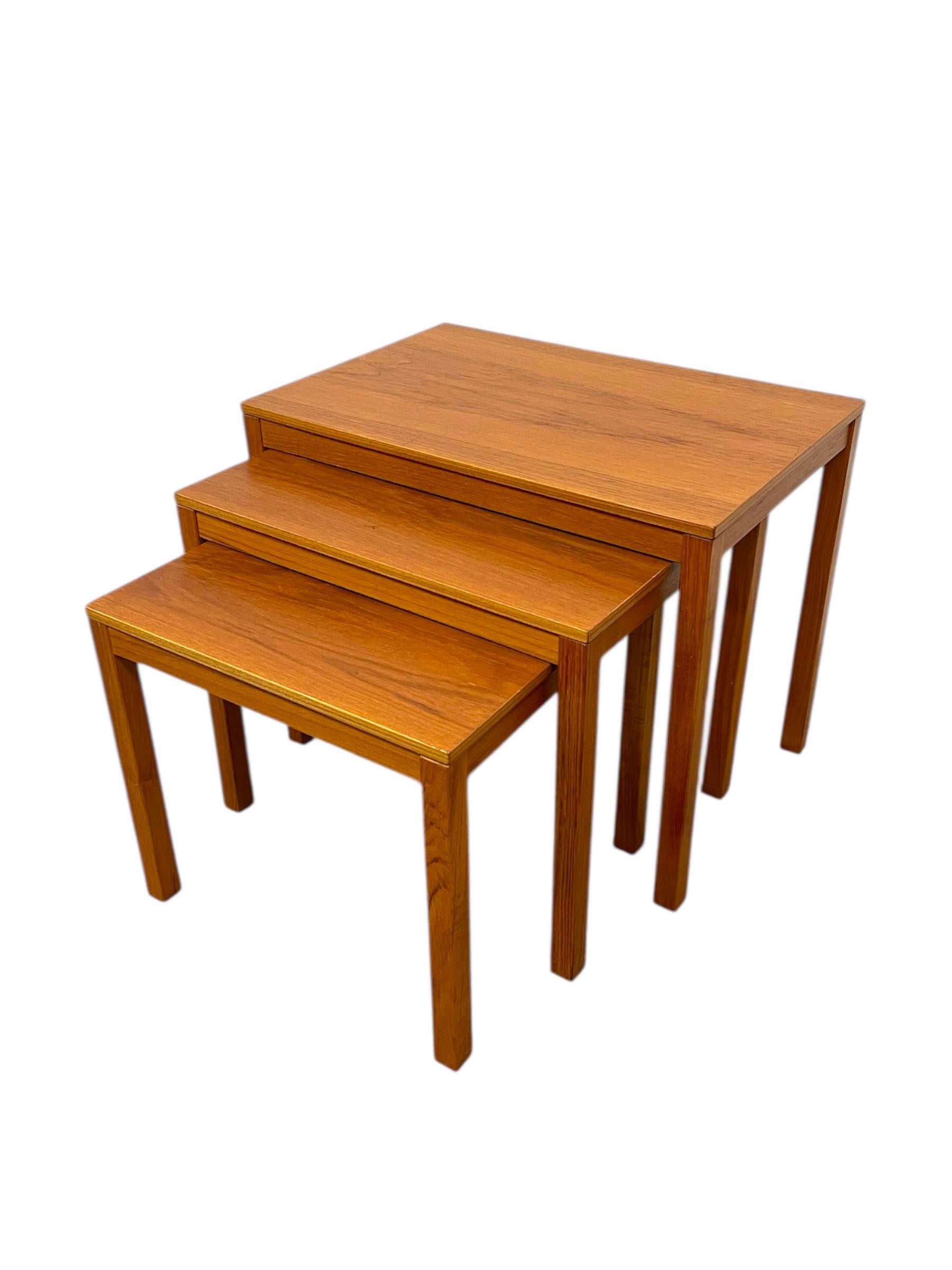 Bois Vintage Mid-Century Modern Nesting Tables - Set of Three en vente