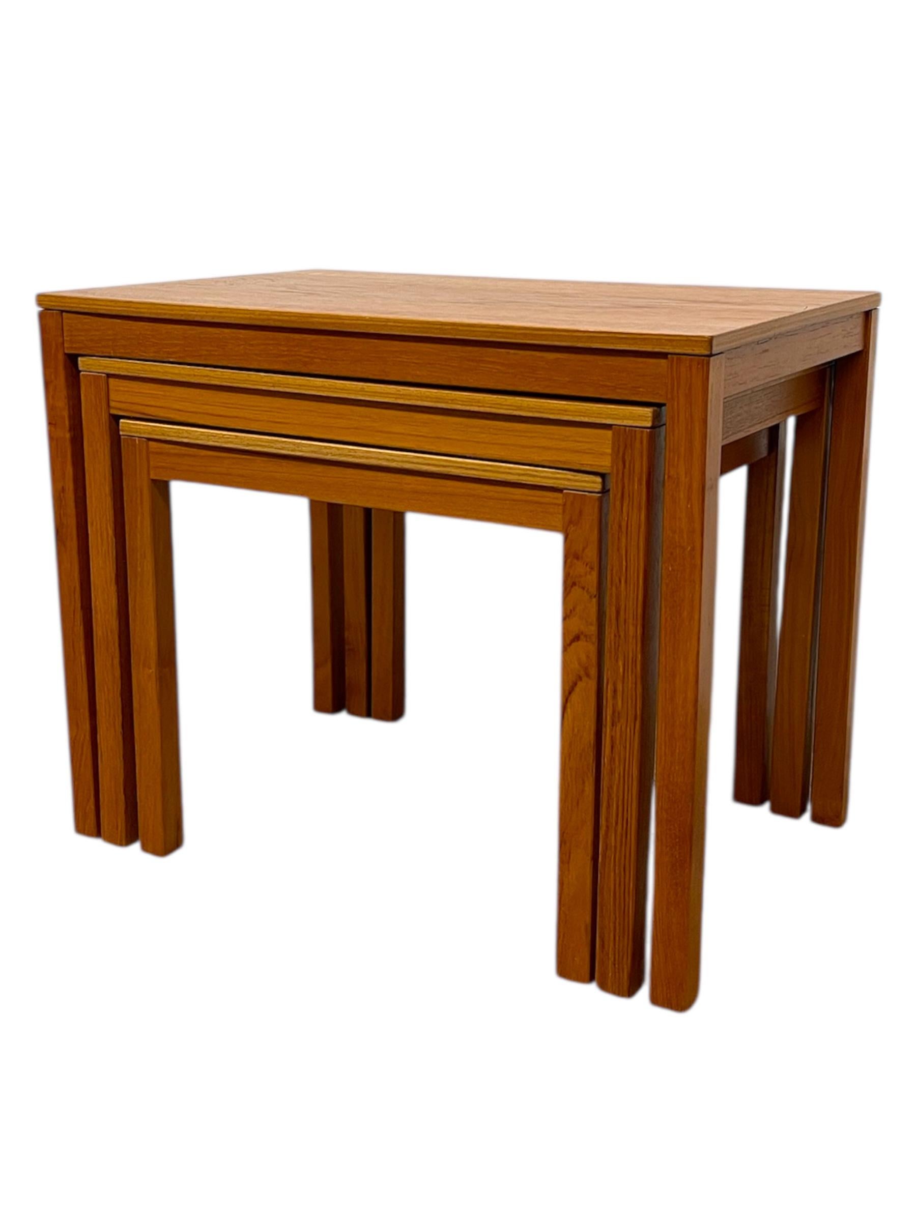 Vintage Mid-Century Modern Nesting Tables - Set of Three en vente 1