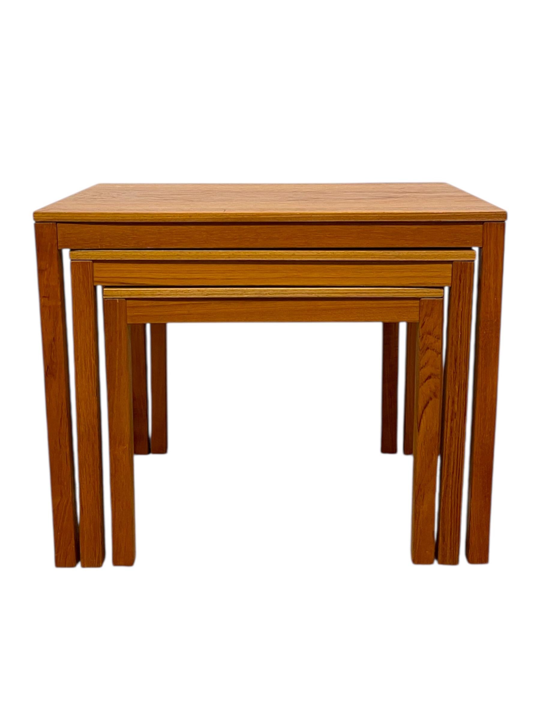 Vintage Mid-Century Modern Nesting Tables - Set of Three en vente 2