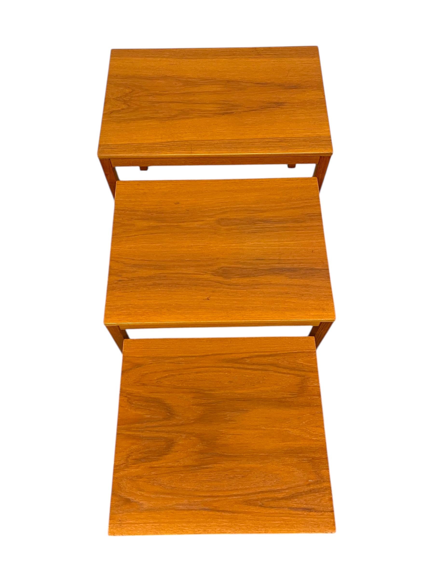 Vintage Mid-Century Modern Nesting Tables - Set of Three en vente 3