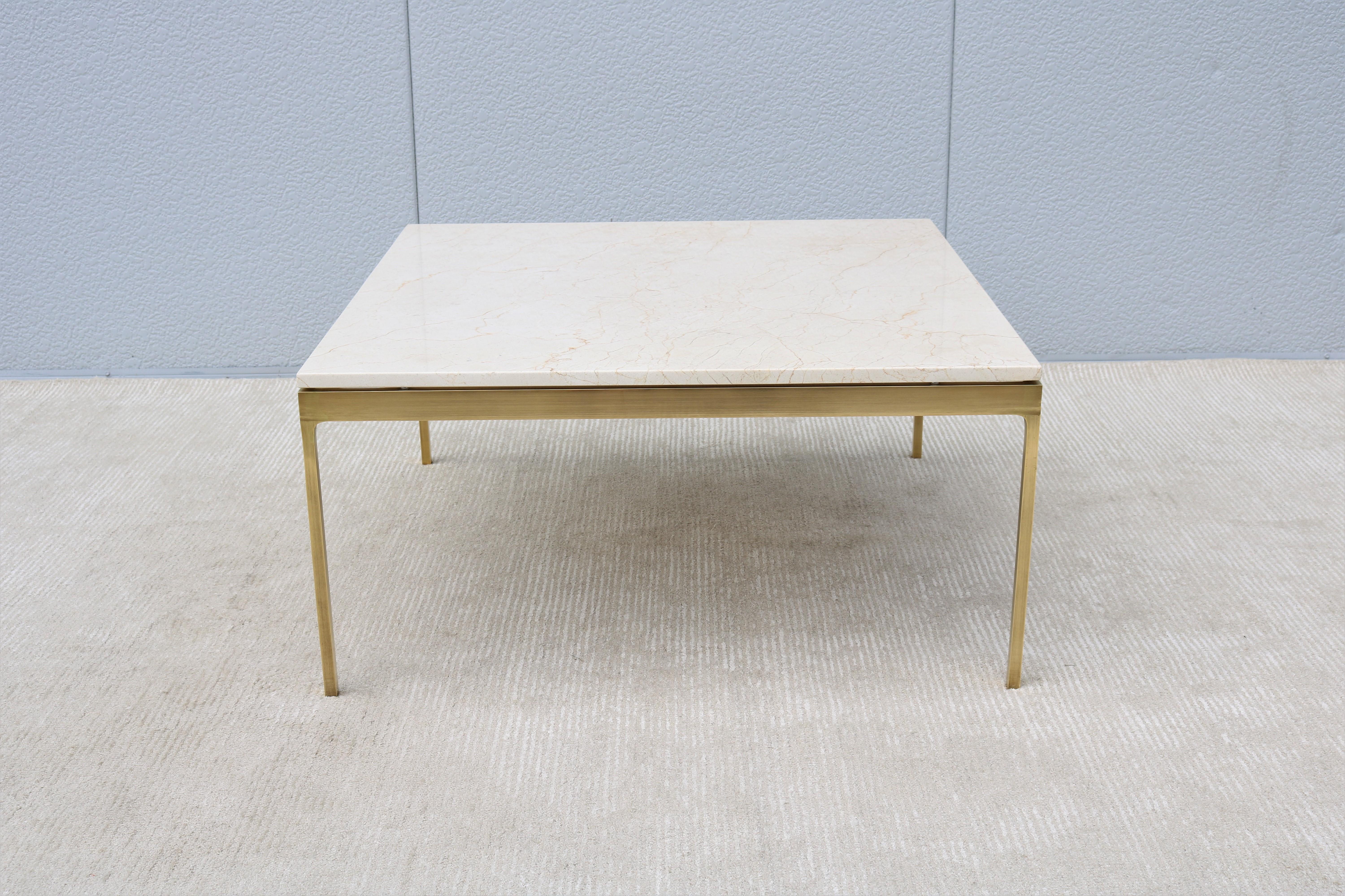 Une étonnante table basse carrée en marbre et laiton au design minimaliste, conçue par Nicos Zographos en 1960 et qui reste aujourd'hui un design intemporel et élégant,

Spécification :
Magnifique plateau en marbre de 3/4