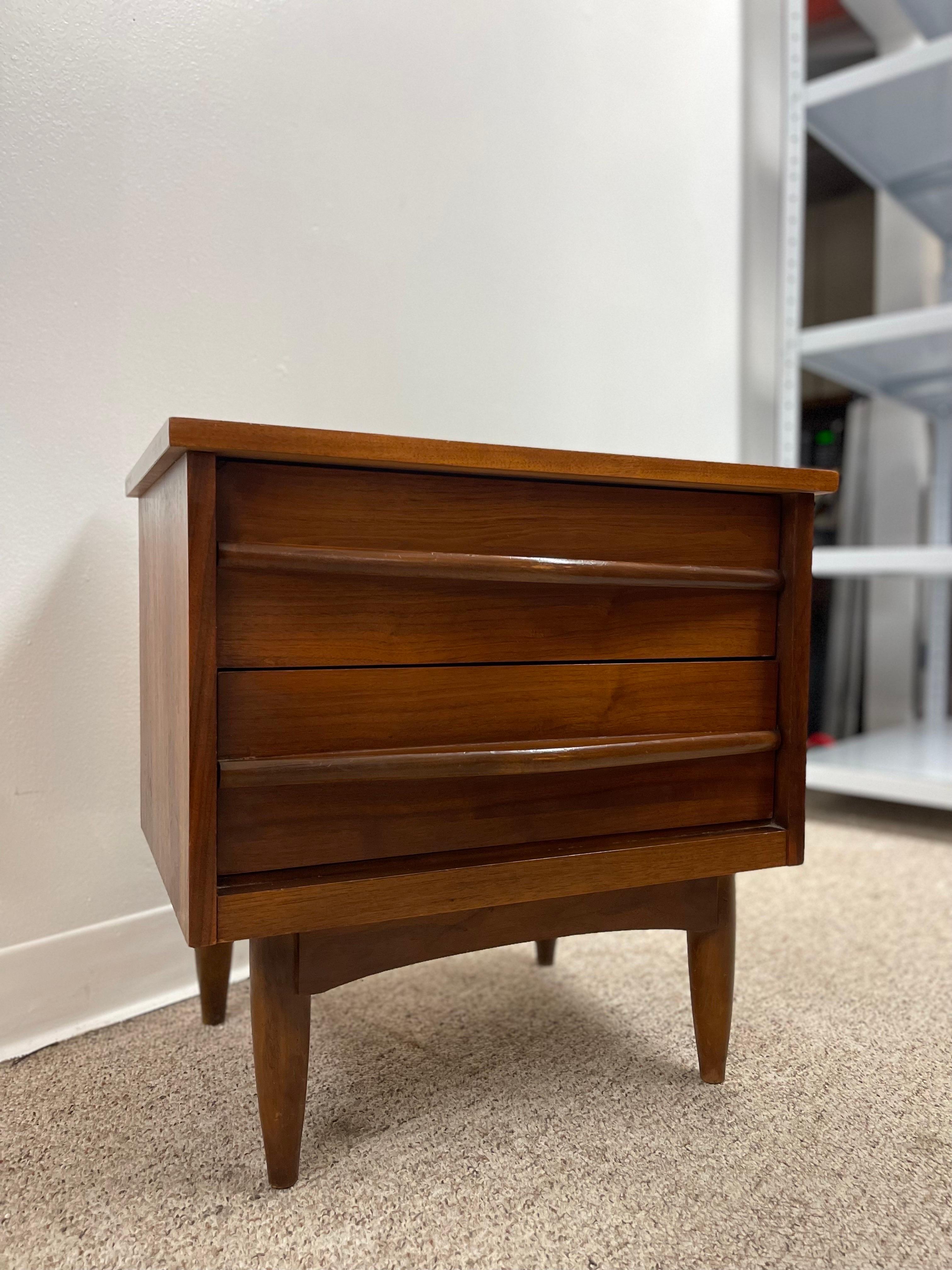 Vintage Mid-Century Modern night stand with Dovetail srawers 

Dimensions. 22 W ; 15 D ; 22 H.