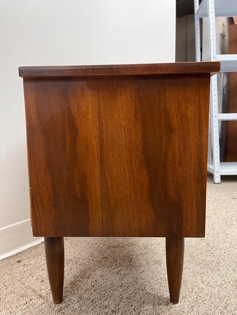 Wood Vintage Mid-Century Modern Night Stand with Dovetail Drawers For Sale