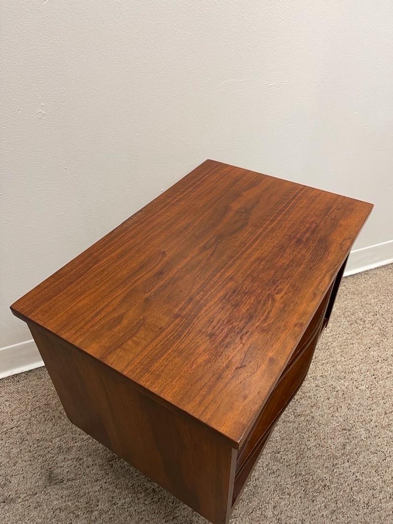 Vintage Mid-Century Modern Night Stand with Dovetail Drawers For Sale 1