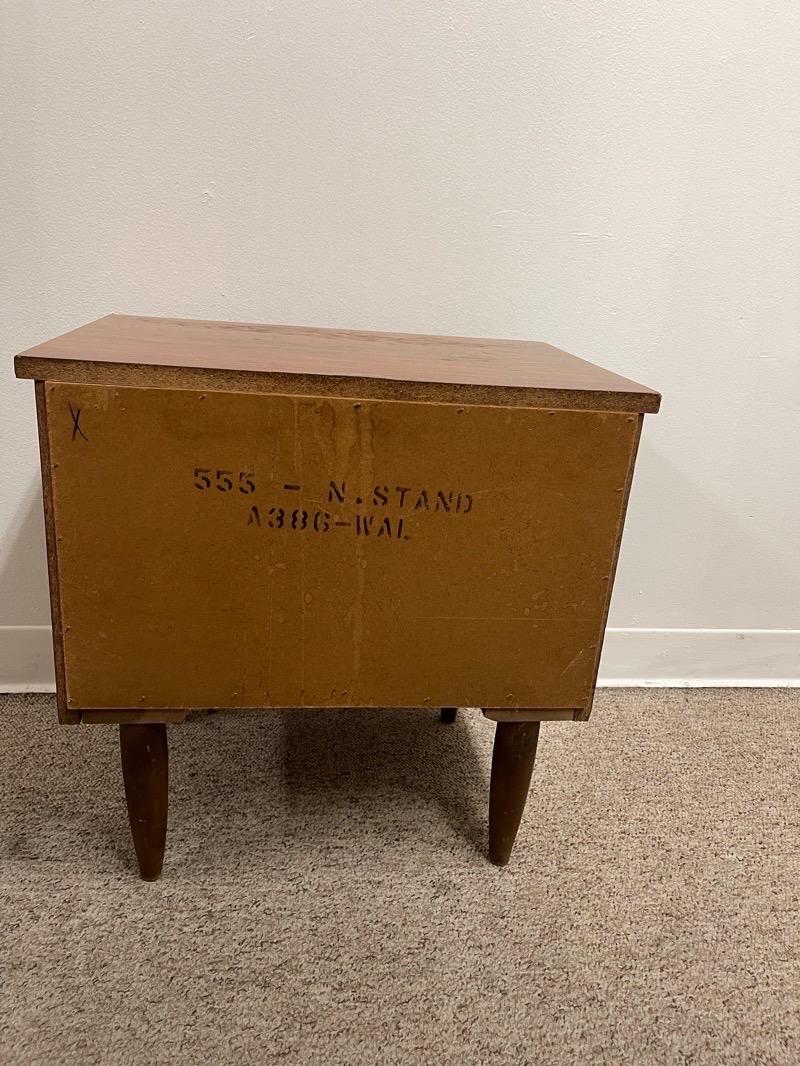 Vintage Mid-Century Modern Night Stand with Dovetail Drawers For Sale 2